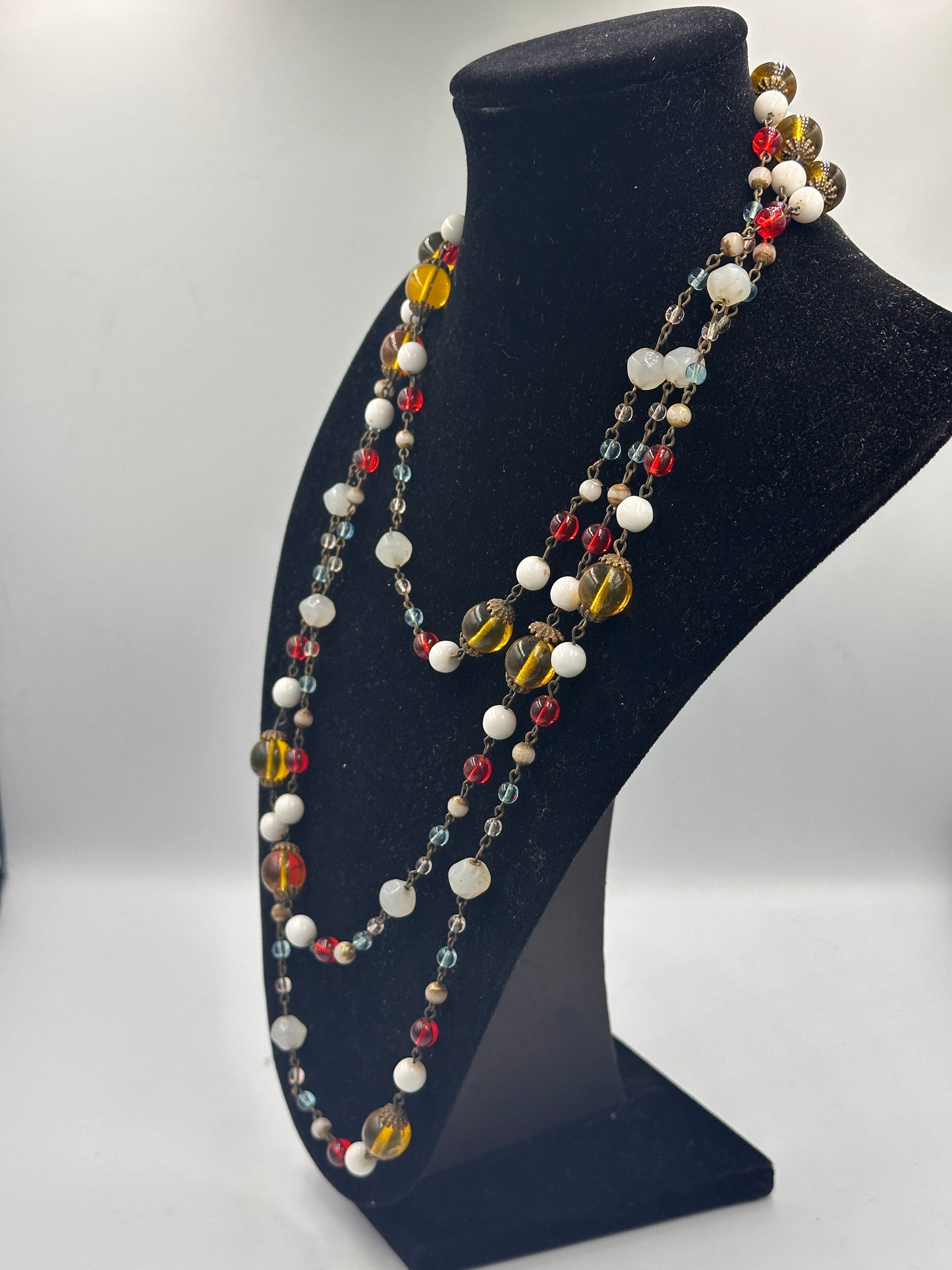 Antike Lange Halskette mit Multicolor Gegossenem Glas und Multistein