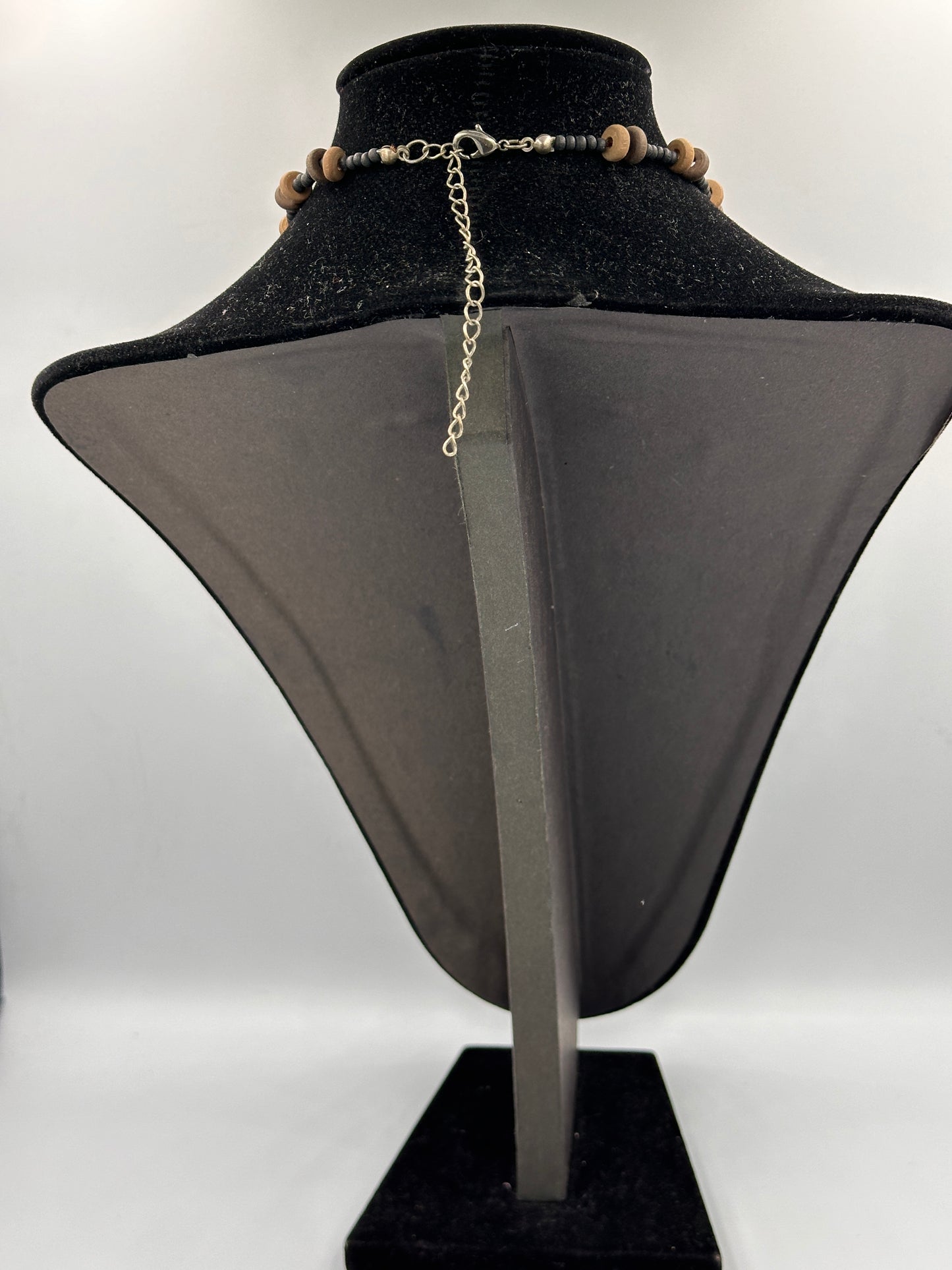 Vintage Halskette mit handgeschnitztem Vogelanhänger