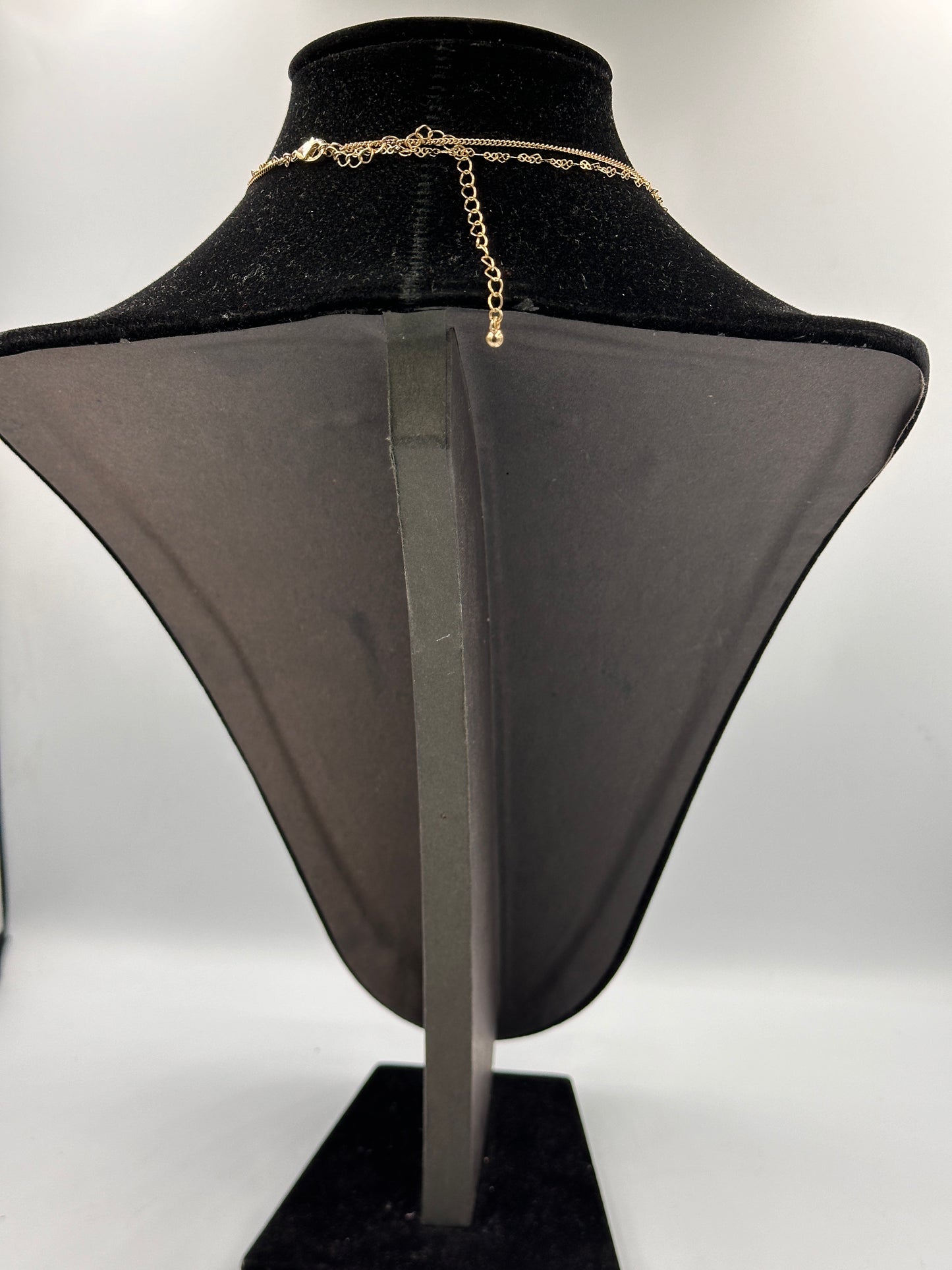 Elegante 2-Strang Halskette Vergoldet mit Globus- und Perlenanhänger