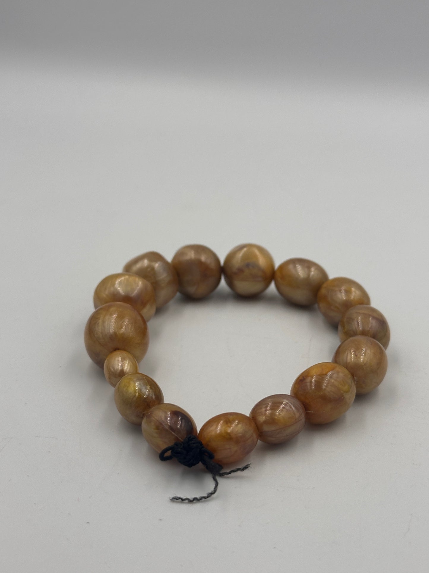 Abgestuftes Bakelit Armband mit Olivenförmigen Steinen in Goldfarbener Optik