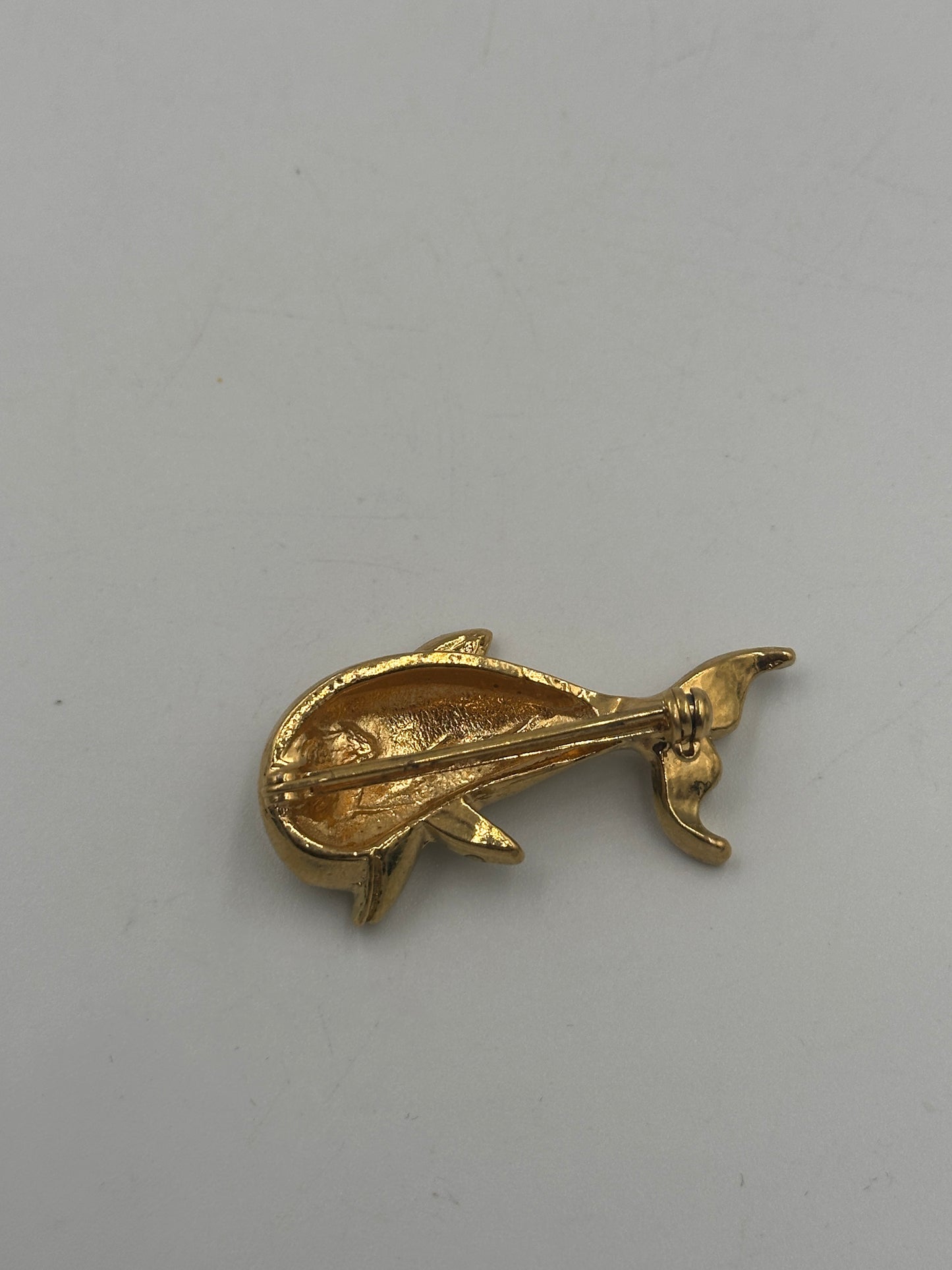 Delphin Brosche vergoldet mit Strasssteinen