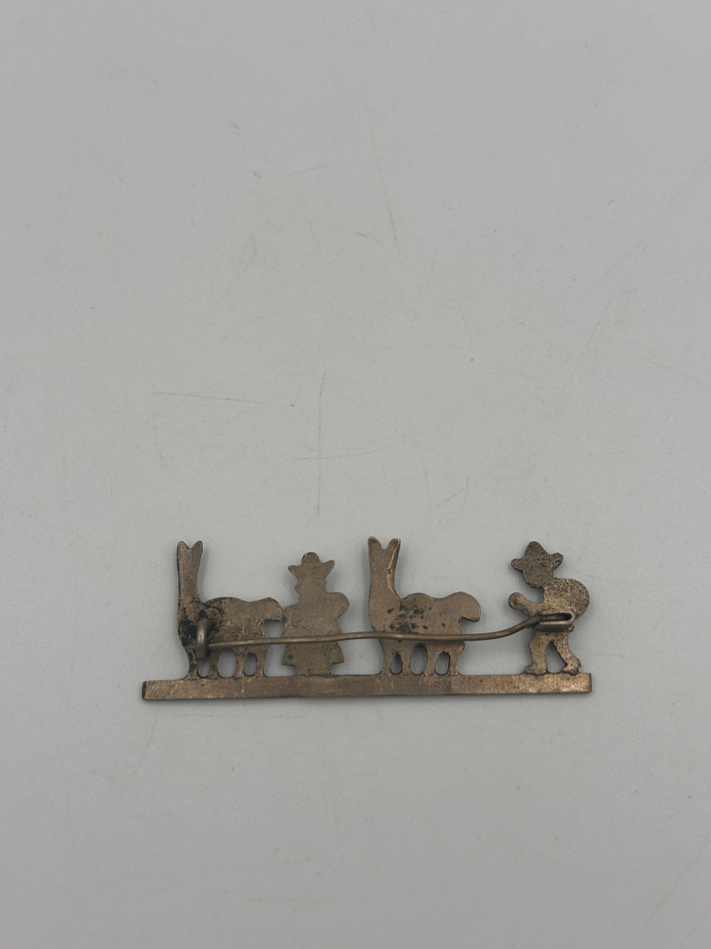 Vintage Peruanische Brosche mit Mann und Frau, die ein Lama führen