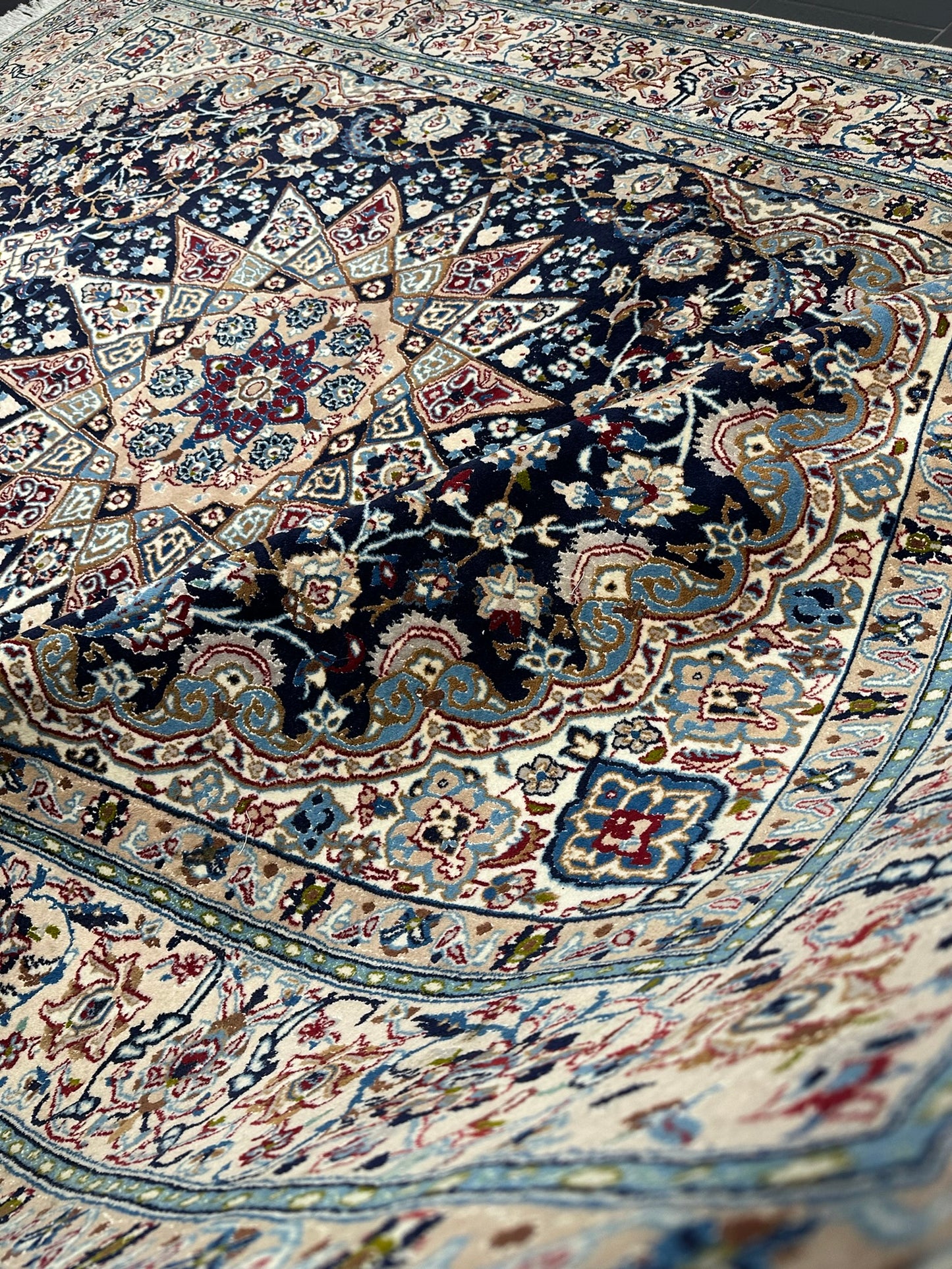 Orientteppich handgeknüpft Nain mit Seide 305x210 cm