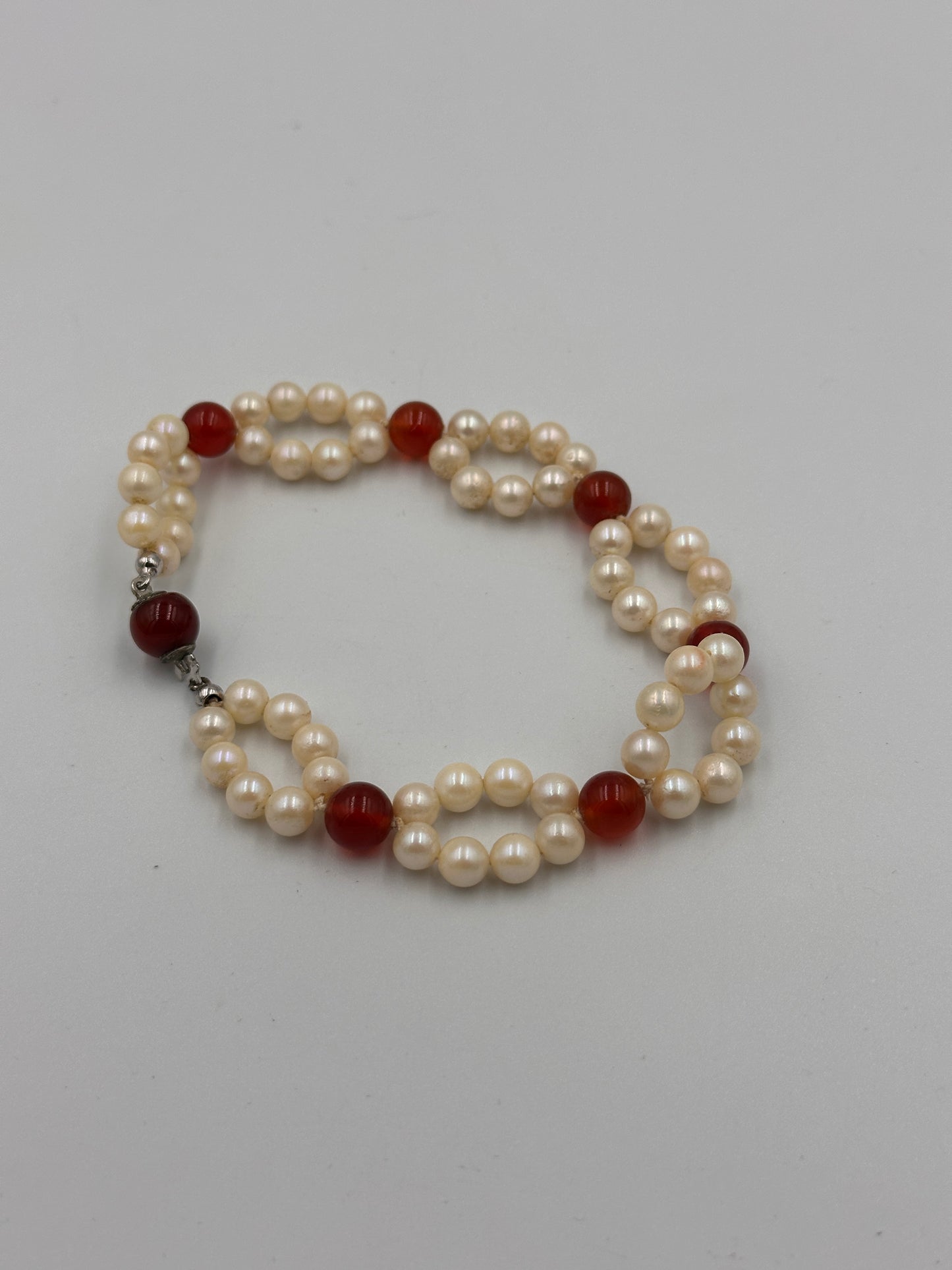 2-Strang Perlenkette Weiß mit Rot-Orangen Akzenten inklusive Armband