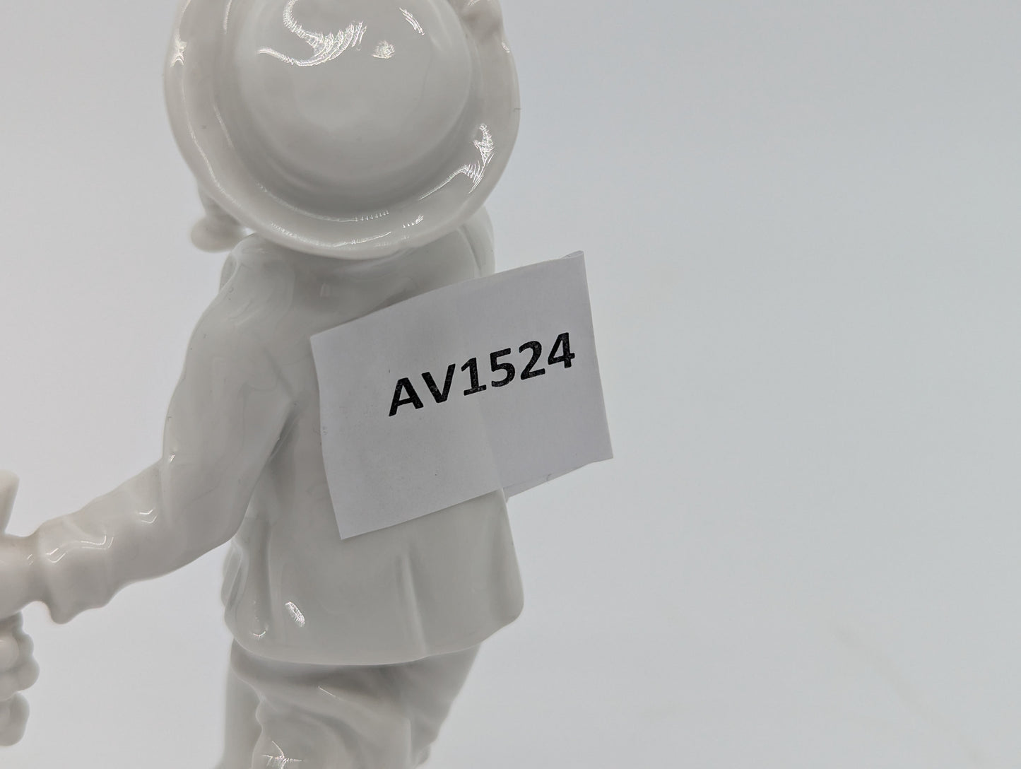 KPM Berlin Porzellanfigur Monatsfigur Skorpion Junge mit Trauben