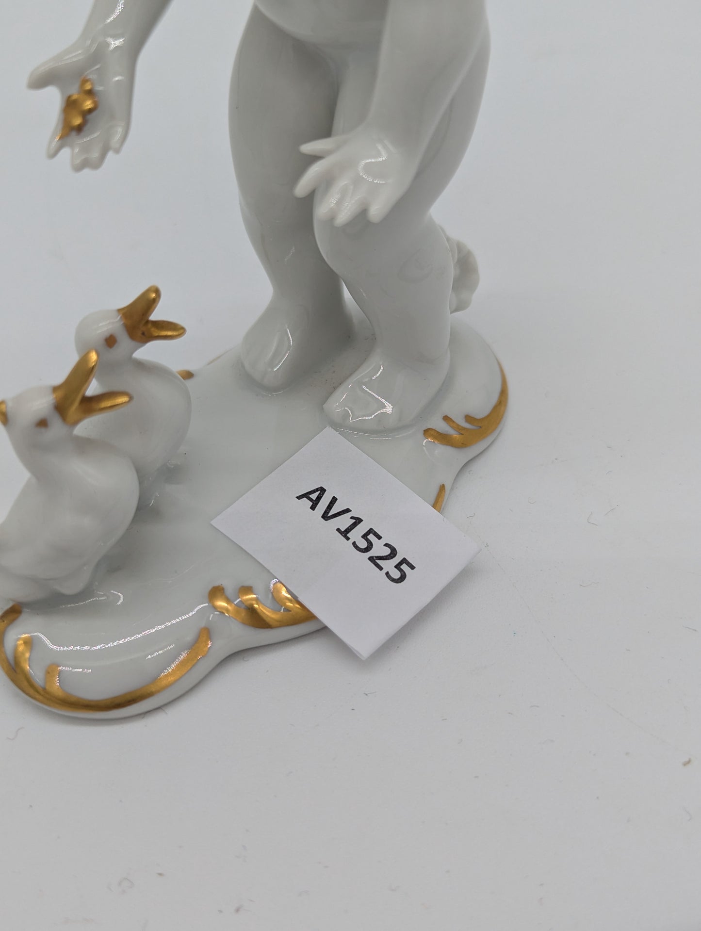 Gerold Porzellanfigur Kind mit Enten Weißporzellan Gold Akzente