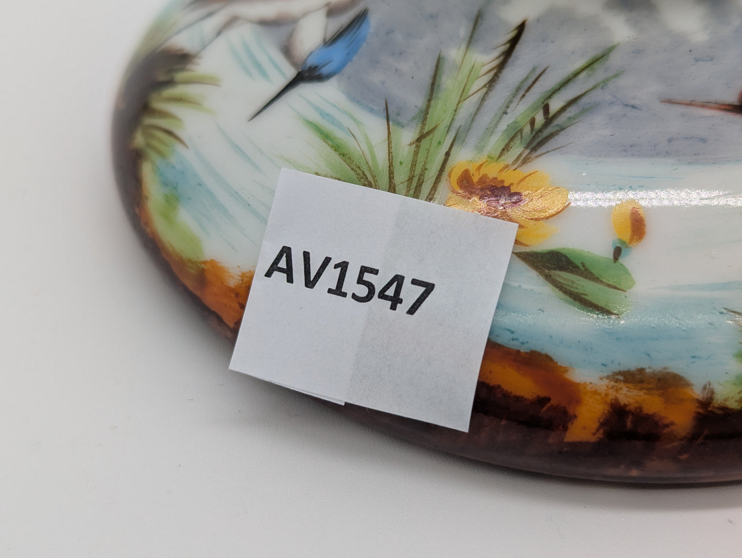 Antikes Tintenfass Handbemalt Emaille Vogelmotiv mit Messingfassung