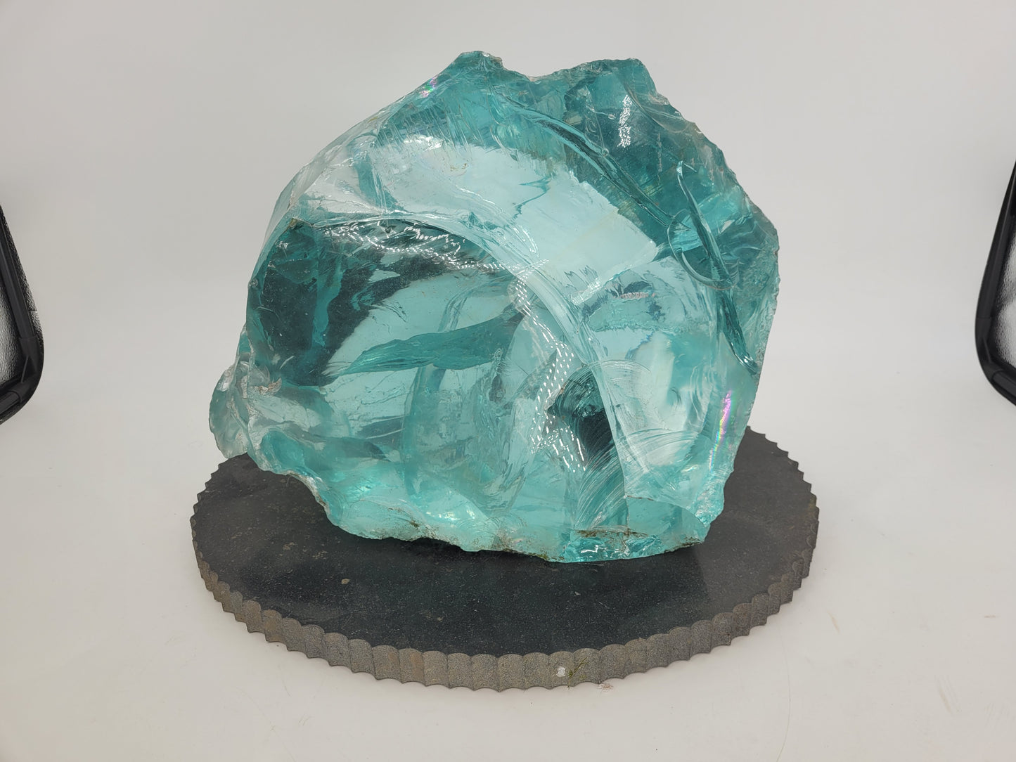 Türkis Blauer Andara Kristall / Glasstein auf Marmor Fliese