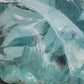 Türkis Blauer Andara Kristall / Glasstein auf Marmor Fliese