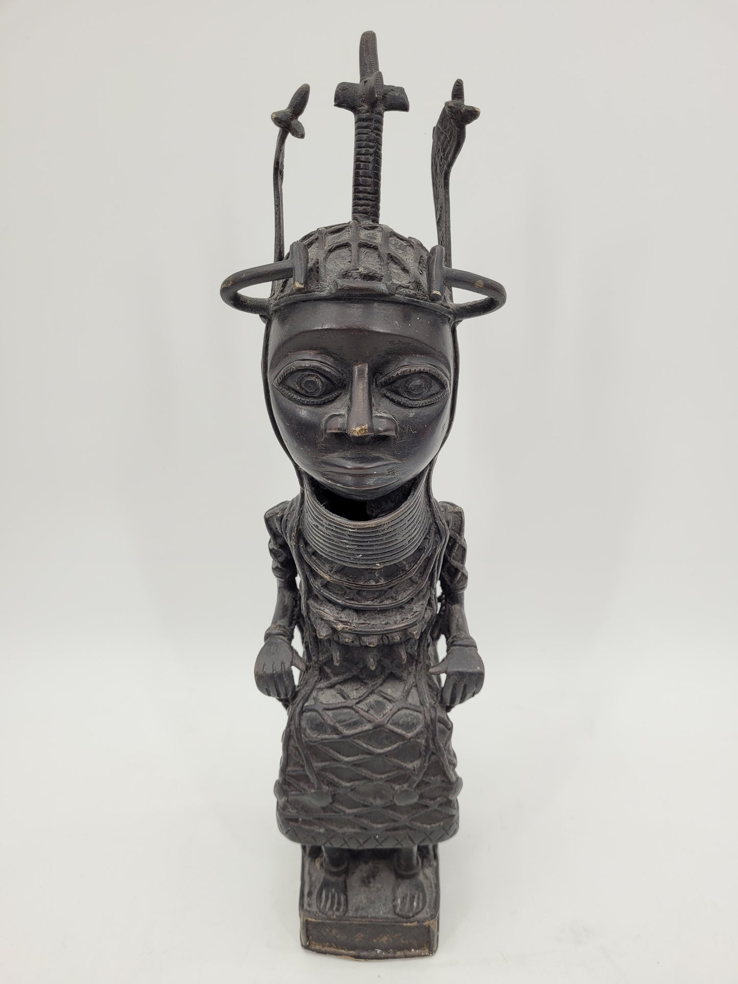 Afrikanische Benin Bronze - Stammesfürst / Oba König auf Thron
