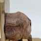 Handgeschnitzte Buchstützen aus Edelholz - Tiermotiv Nashorn