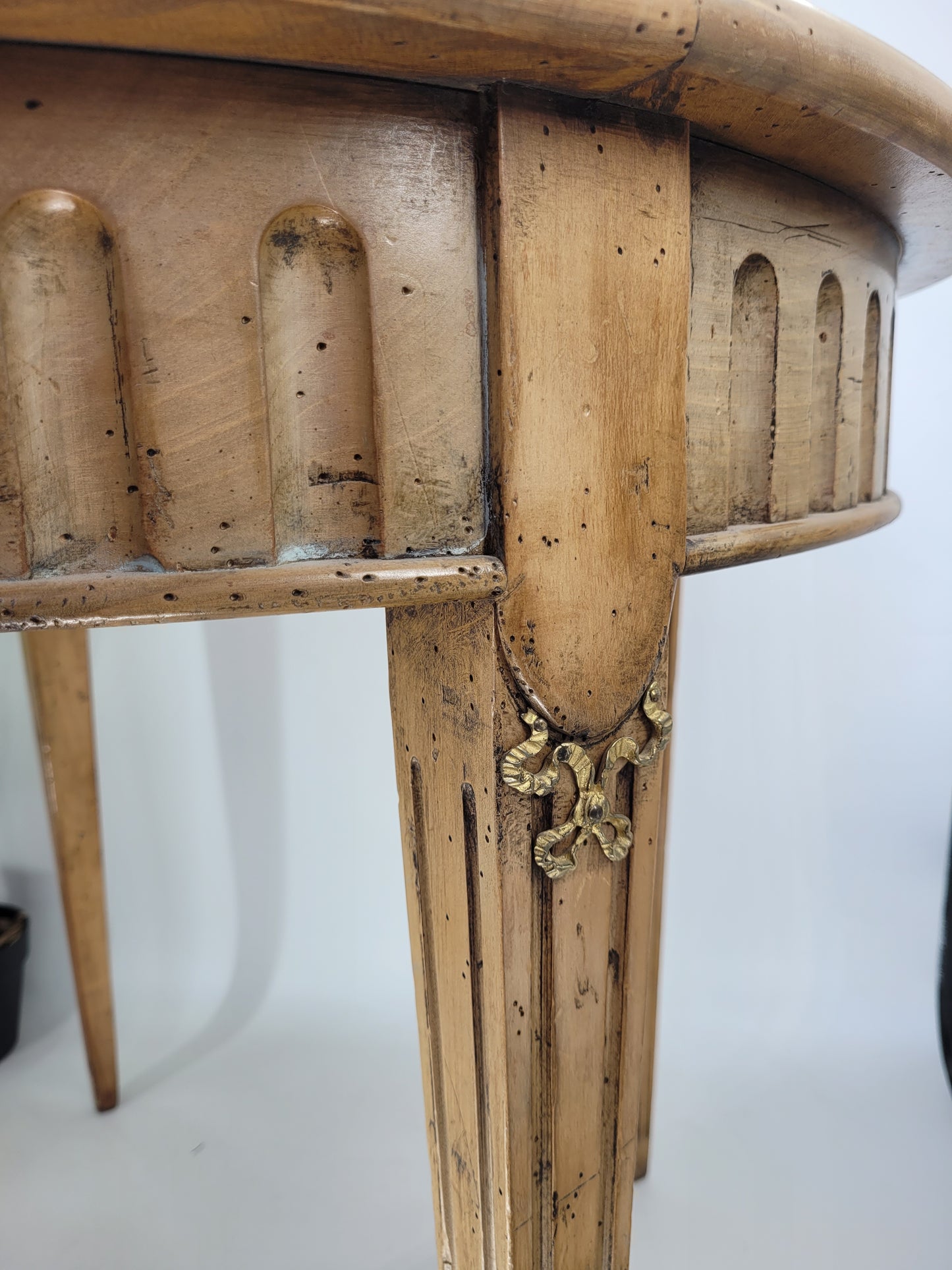 Art Deco Tisch, mit dezenten Messing und Reliefarbeiten