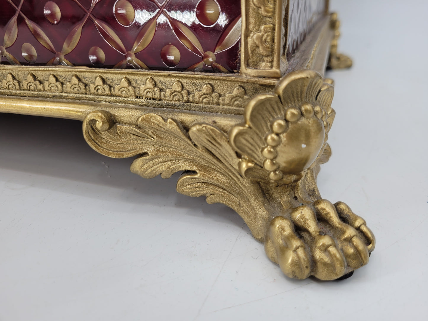 Orientalische Hochzeitstruhe aus Glas, Reich verziert mit goldenen Ornamenten