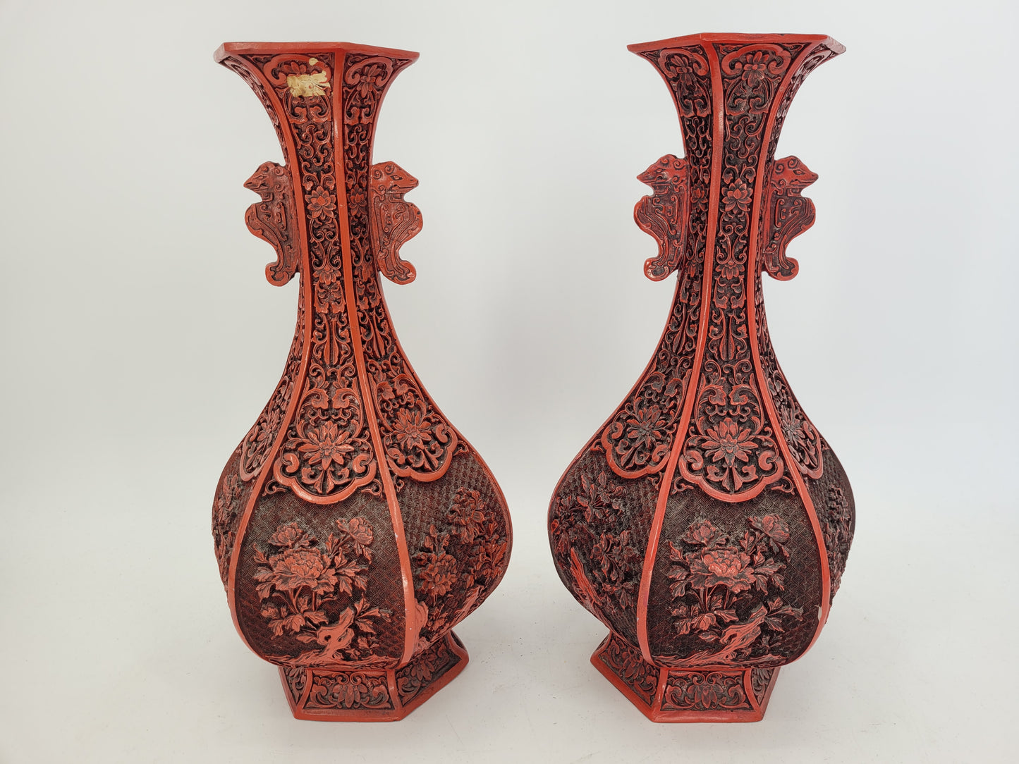 Zwei chinesische Vasen mit Cinnabar Lack Handgeschnitzt
