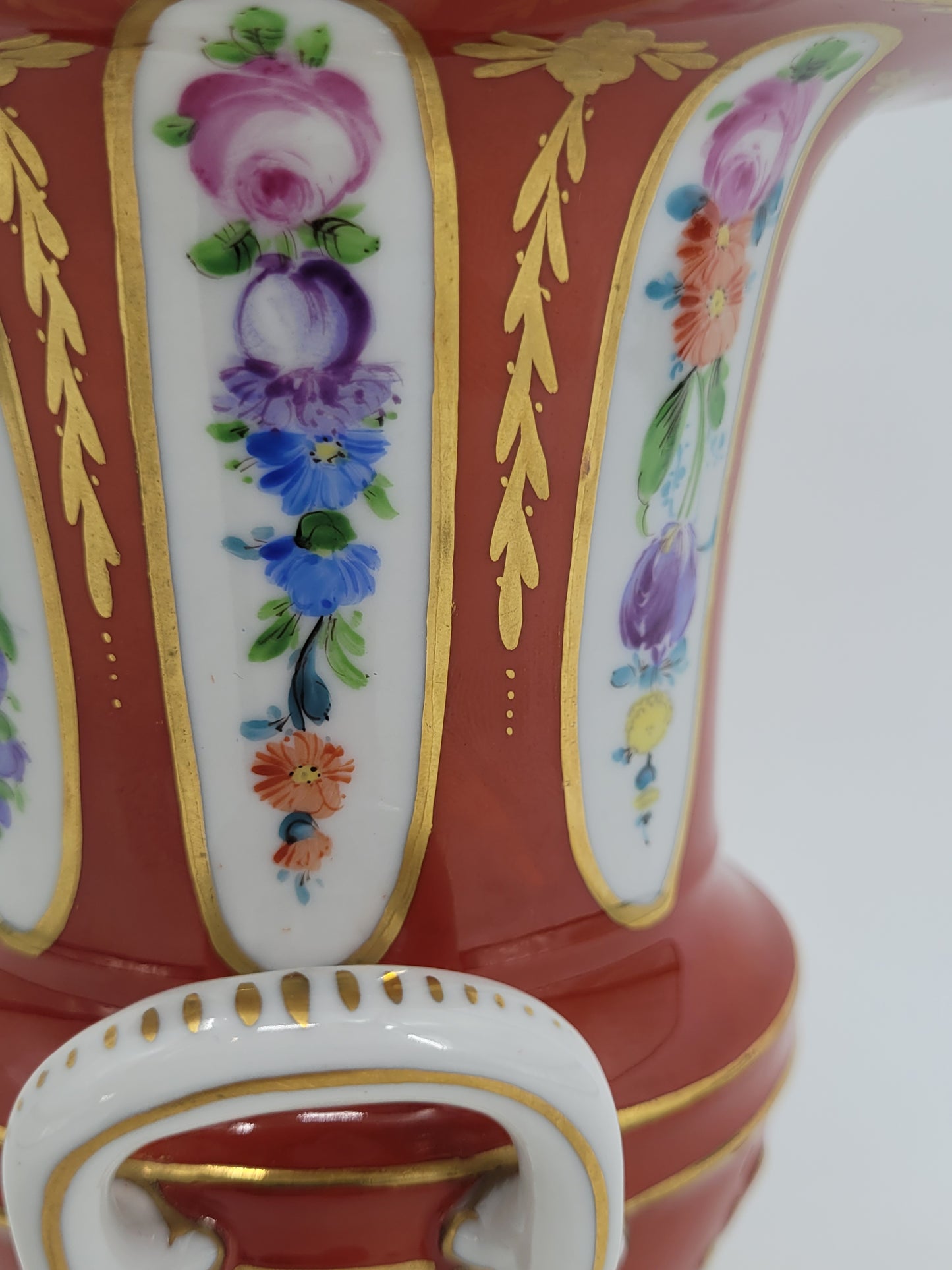Königliche Dresdner Porzellan Amphore Handbemalt mit Blumendekor