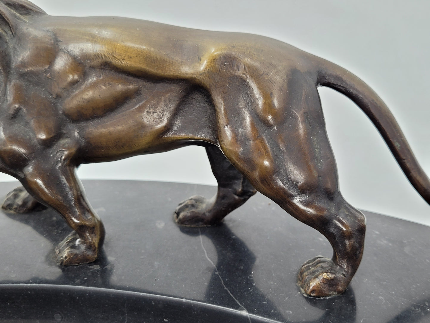 Art Deco Schreibtischgarnitur, Bronze Löwe auf Marmor