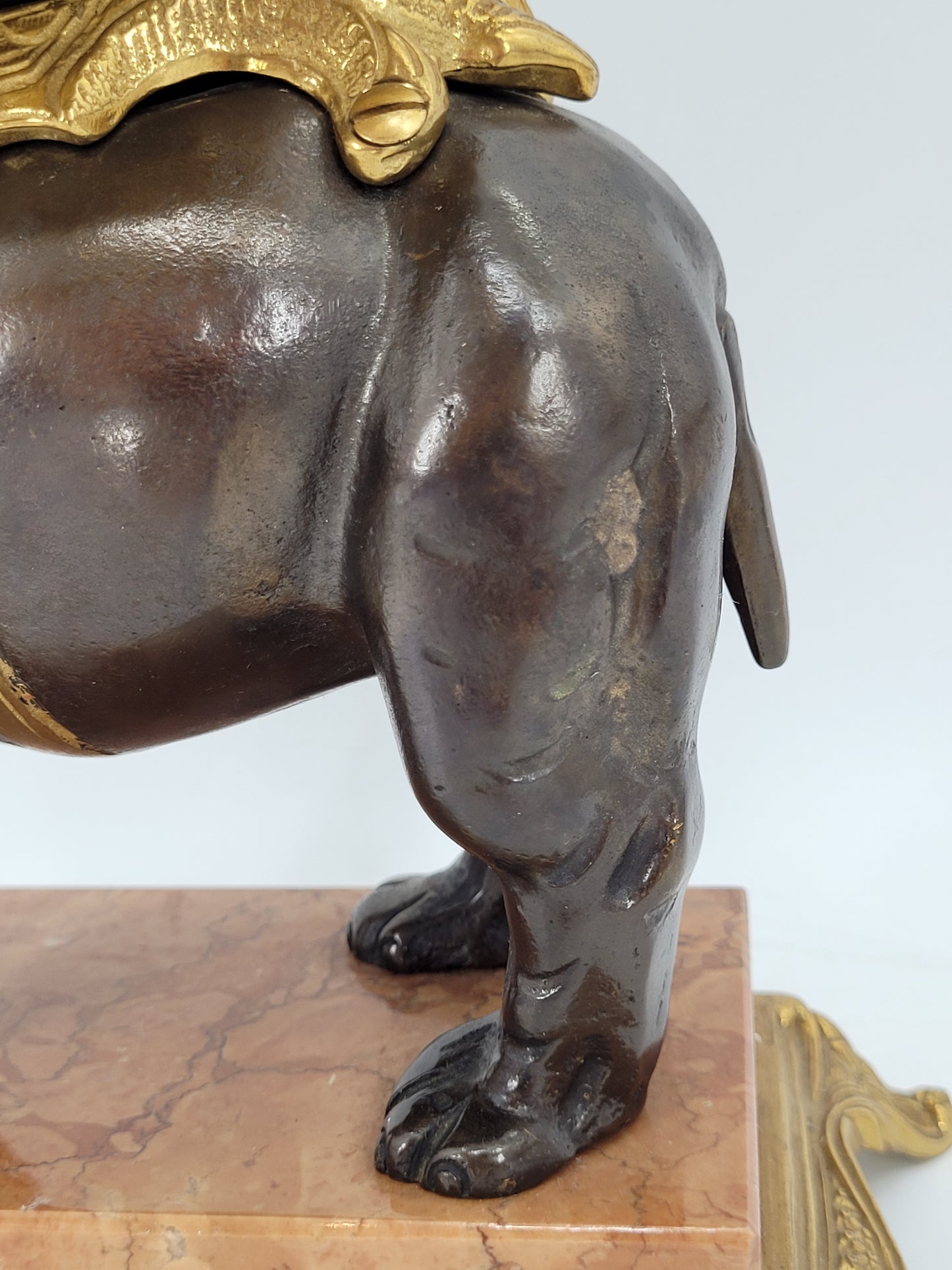 Franz Hermle & Sohn Figurative Kaminuhr Ormolu mit Bronze Elefant