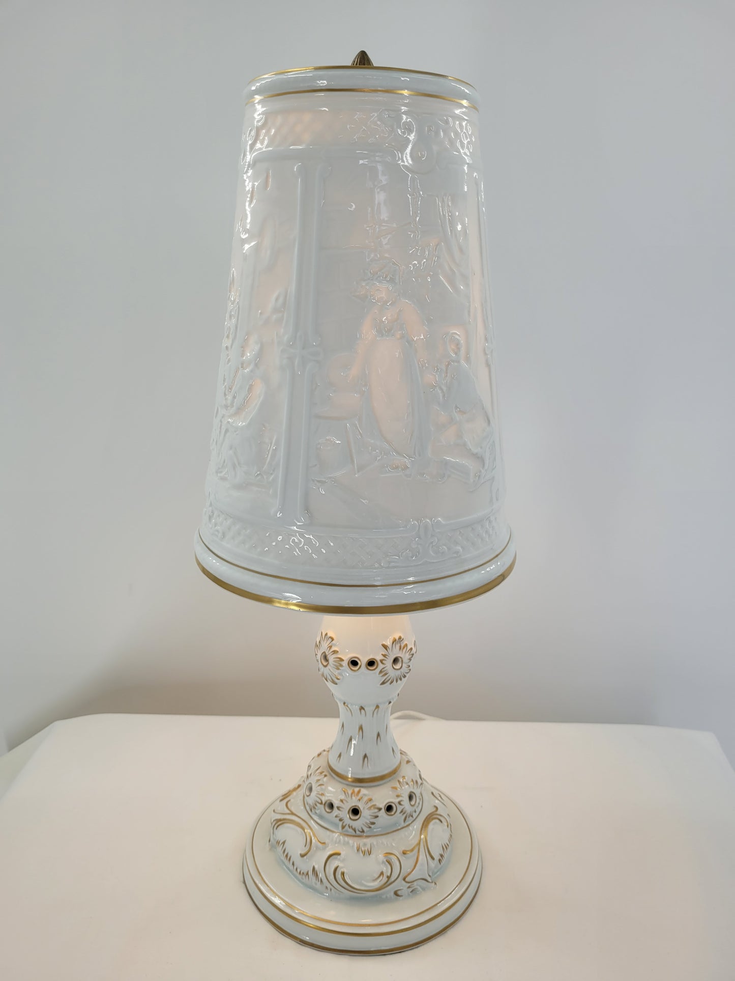 Schierholz Porzellan Tischlampe, Signiert J. Freitag, Reliefarbeiten