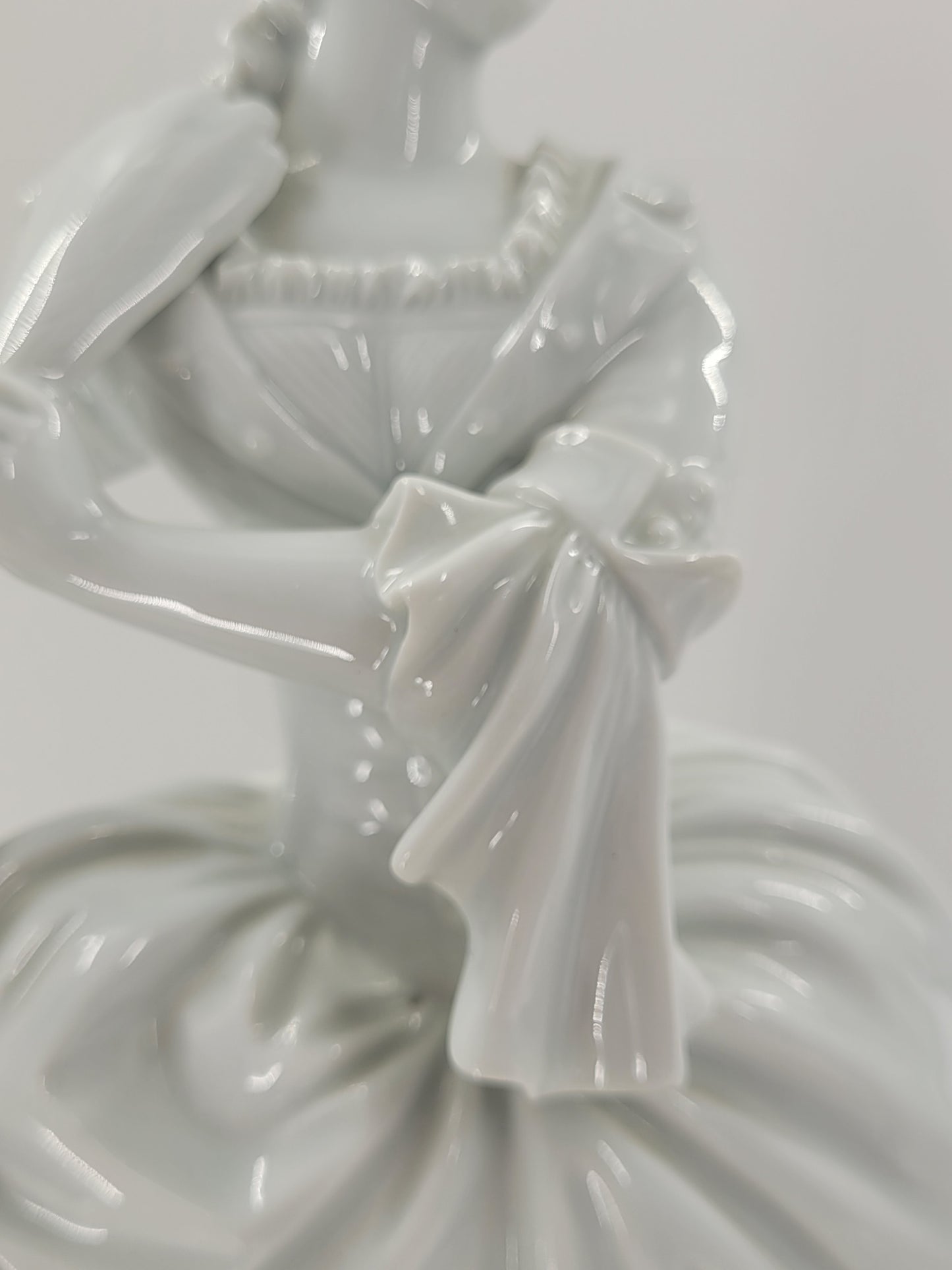 Original Dresdner Porzellan Figur, Dame im Tüllkleid mit Fächer