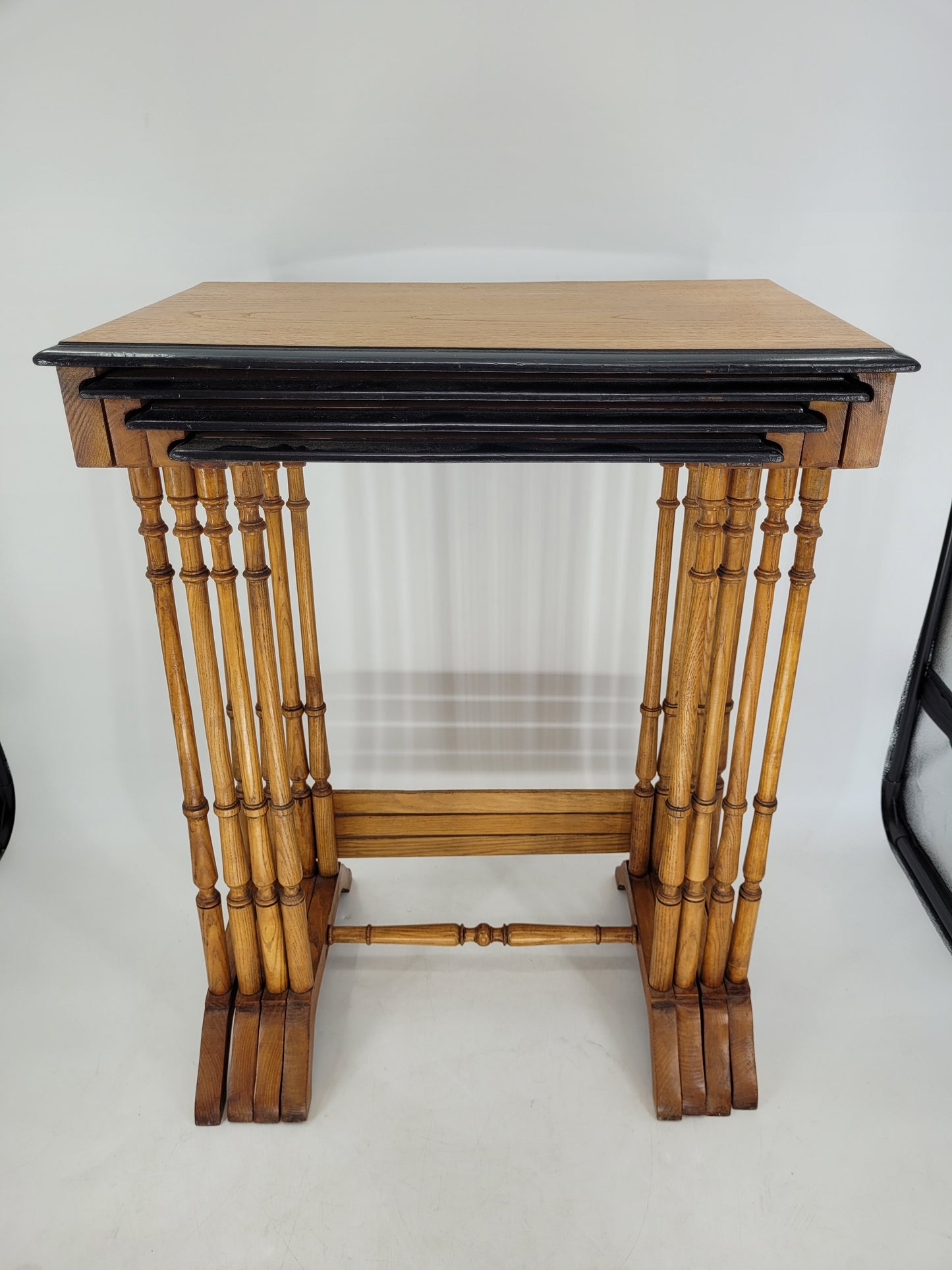 Antike Satztischreihe, Nest of Tables 4 Stück Höhe 73cm