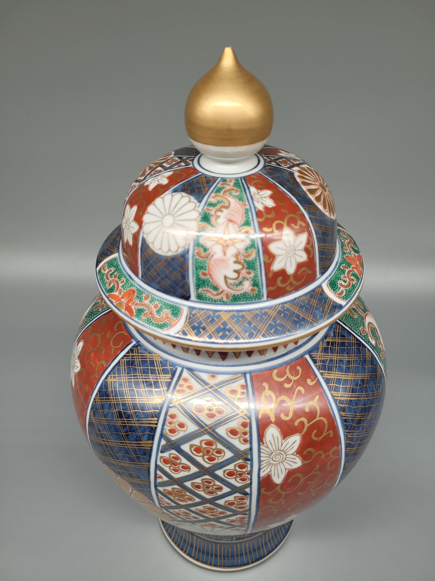 Japanische Deckelvase aus hochwertigem Porzellan – Eleganz für Ihr Zuhause