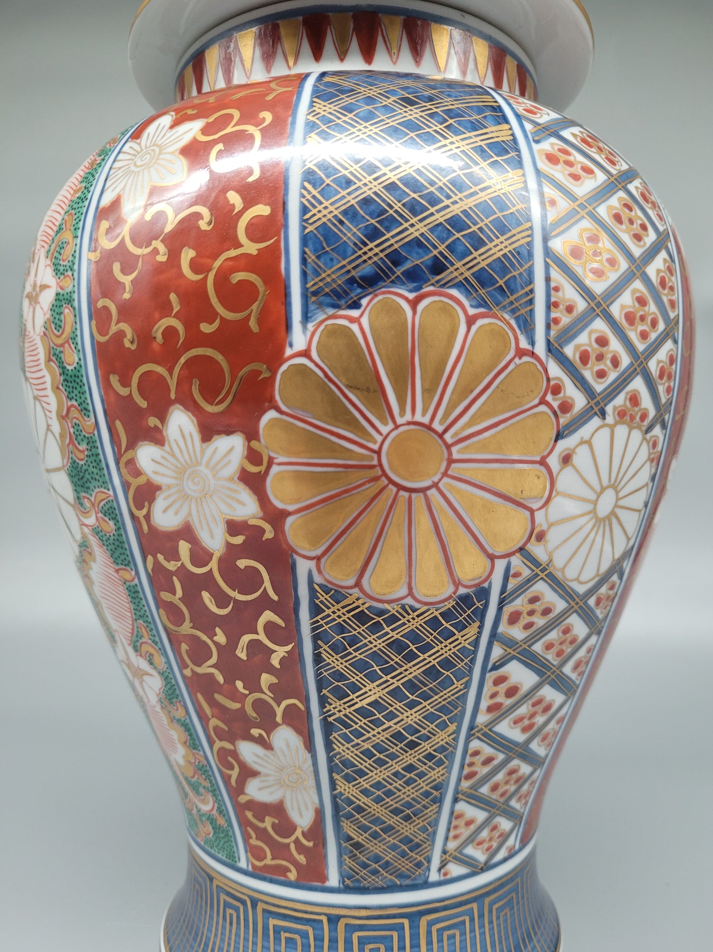 Japanische Deckelvase aus hochwertigem Porzellan – Eleganz für Ihr Zuhause