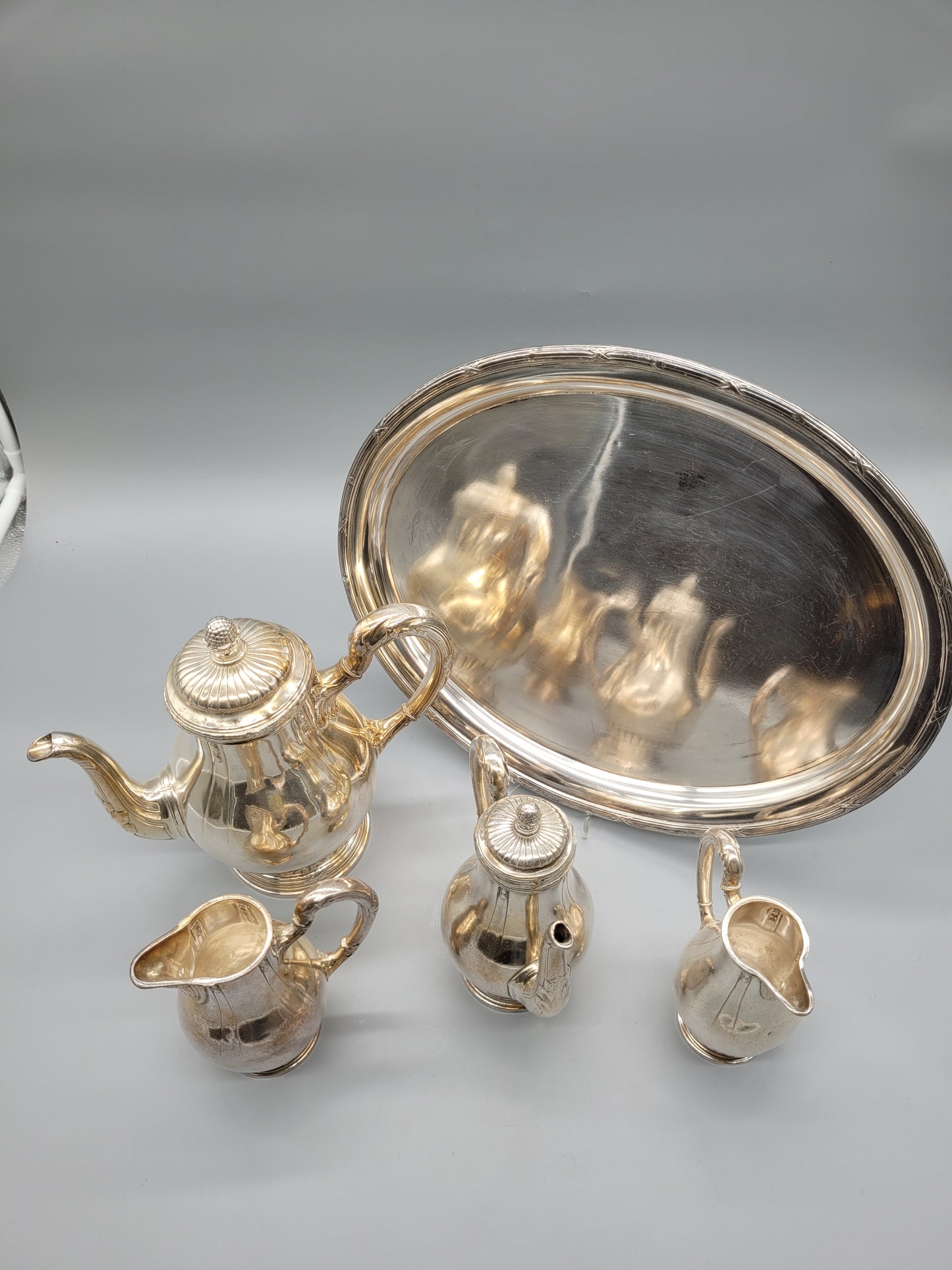 Exquisites Versilbert Teekannen- und Milchkannen-Set mit Serviertablett