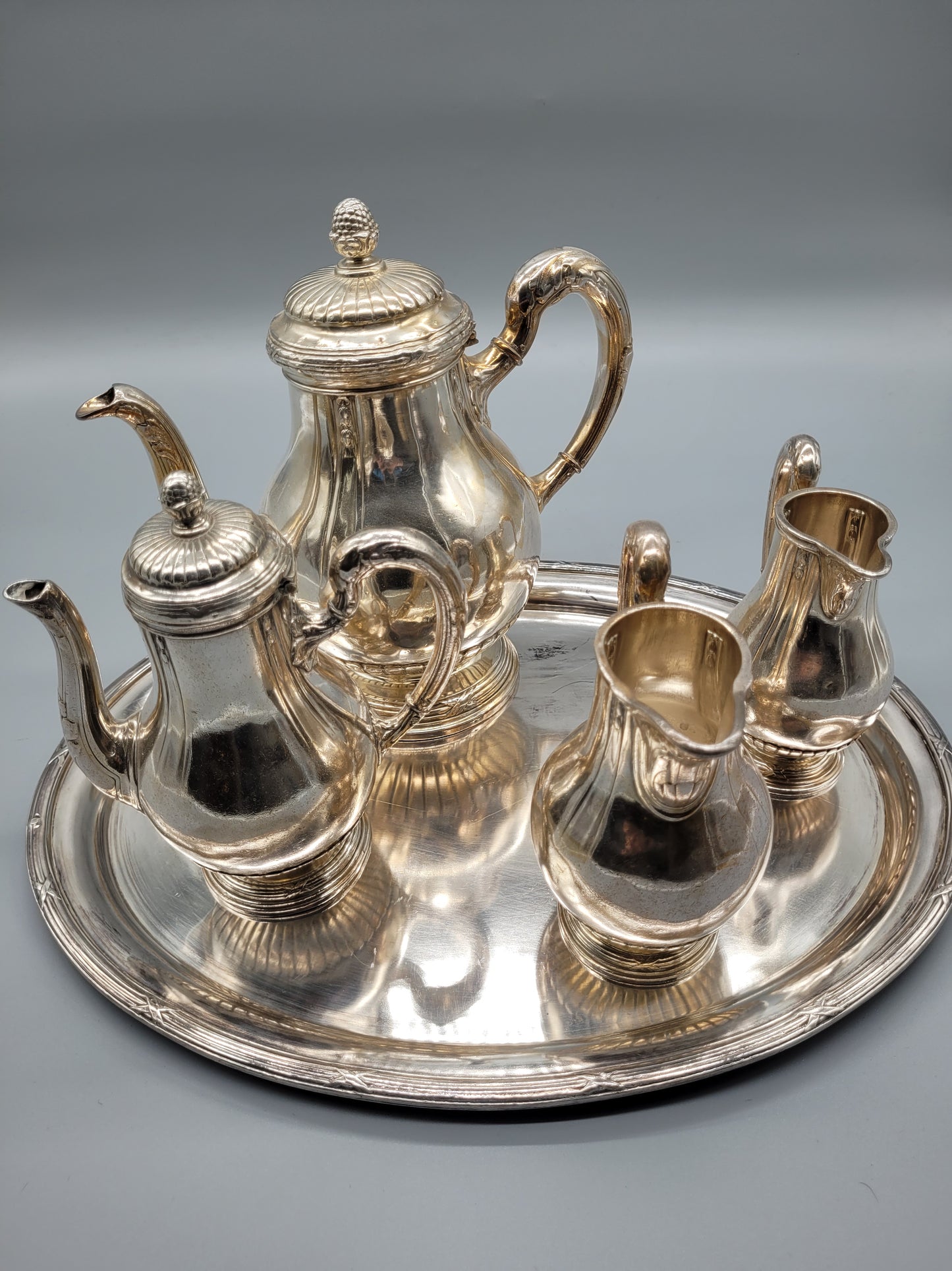 Exquisites Versilbert Teekannen- und Milchkannen-Set mit Serviertablett