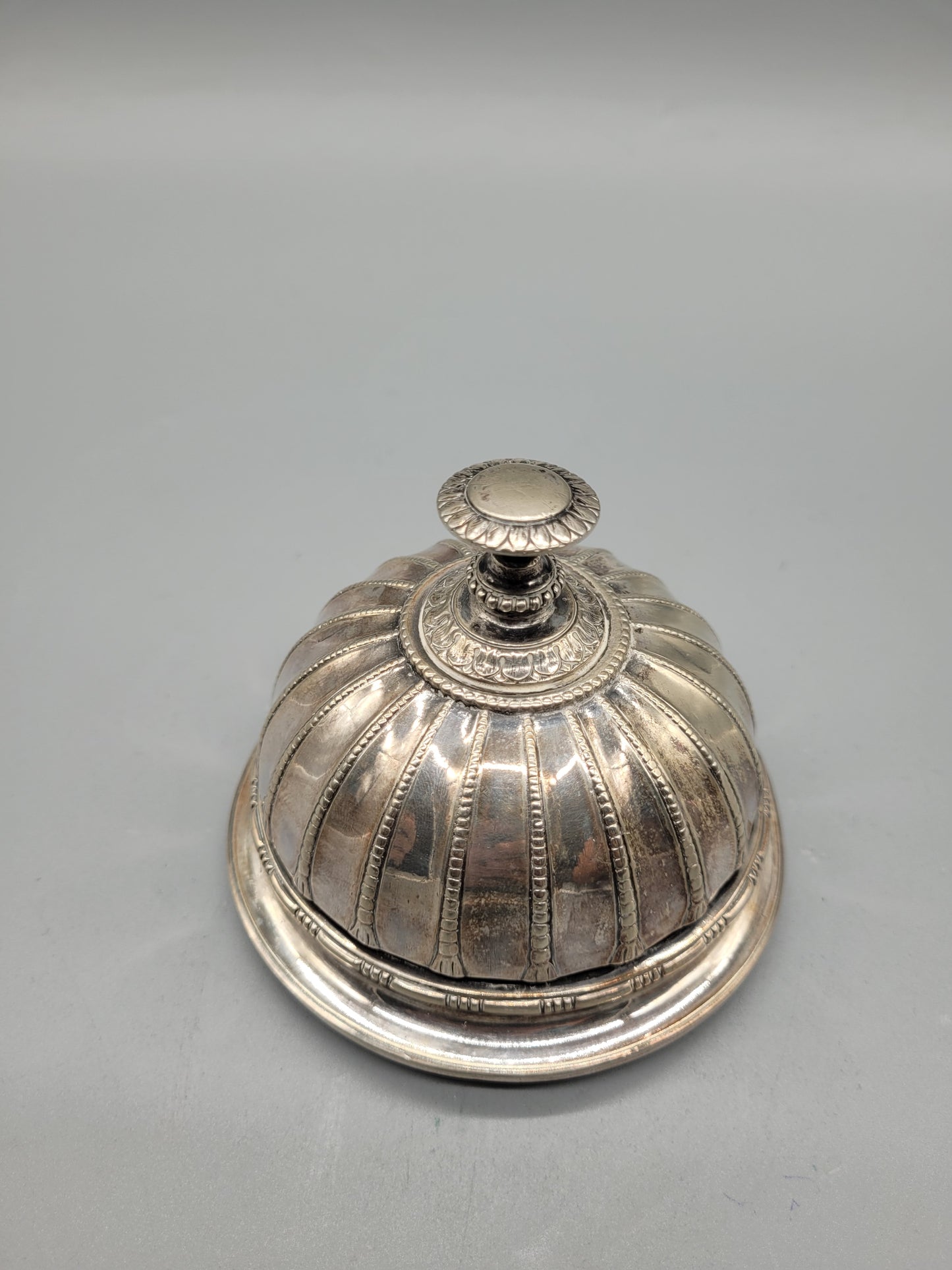 Antike Französische Silber Tischglocke im Dome-Repoussé-Stil