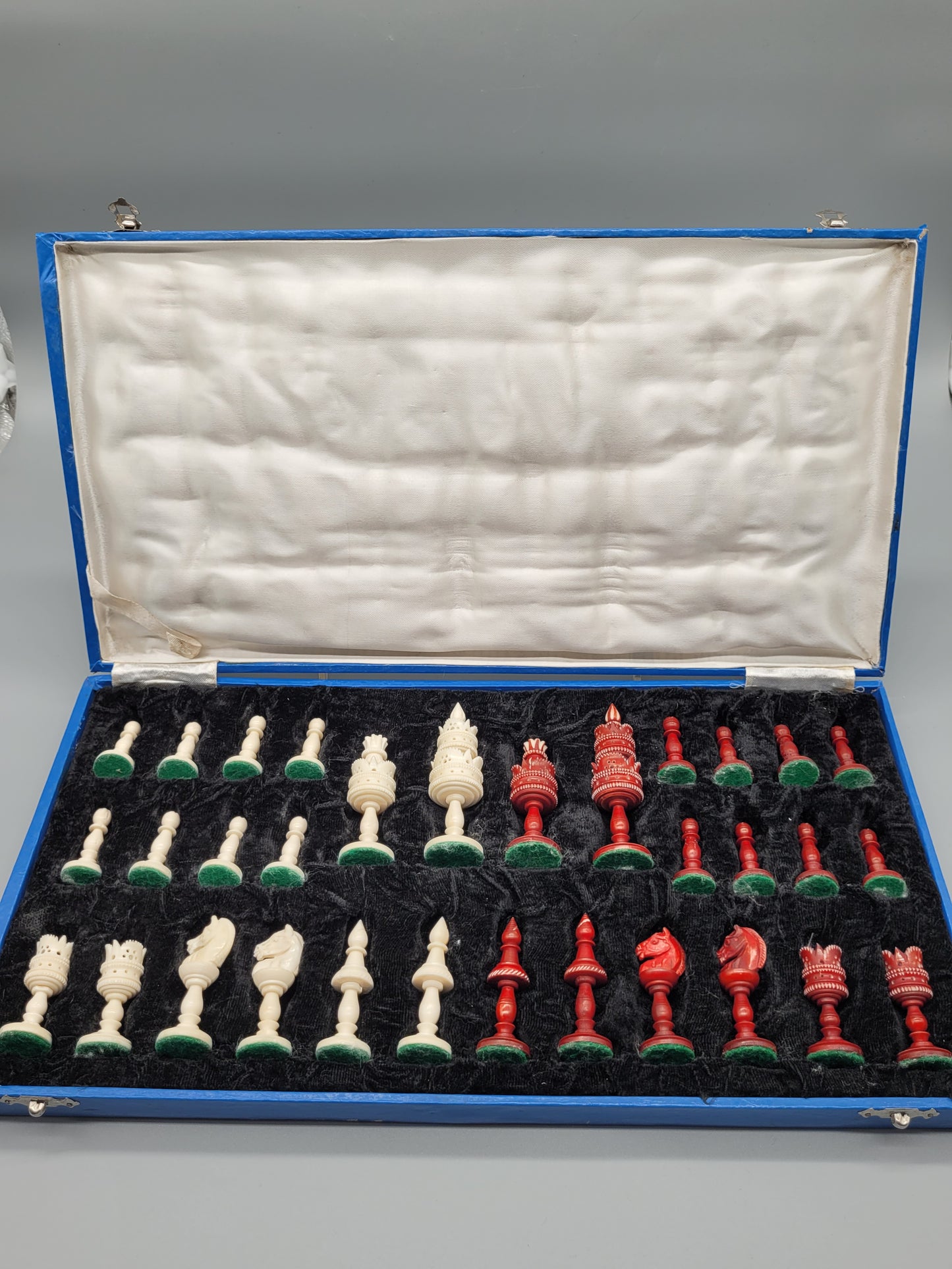 Antik handgeschnitztes Schachspiel aus Asien - 32 Prunkvolle Figuren für Sammler