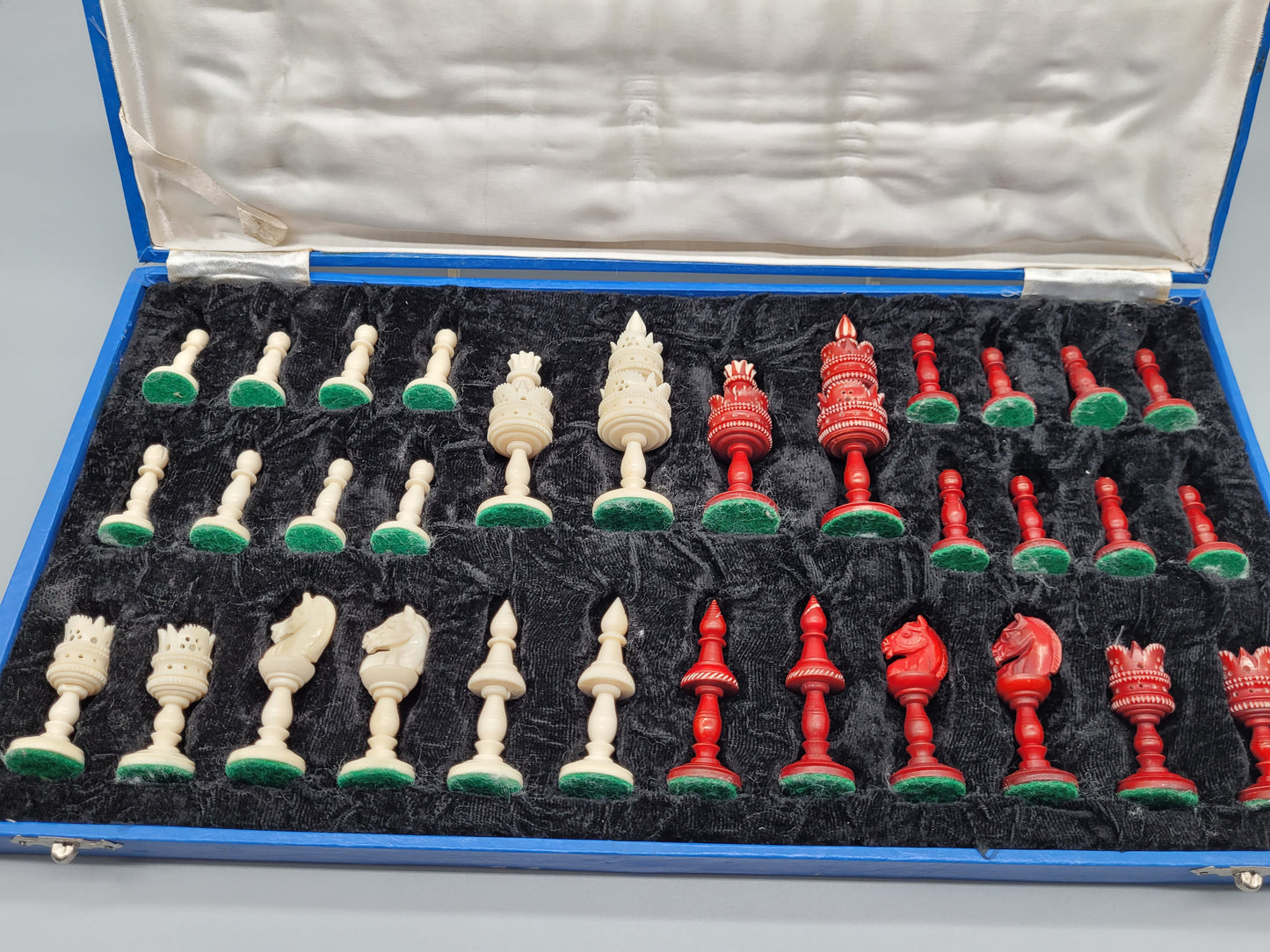 Antik handgeschnitztes Schachspiel aus Asien - 32 Prunkvolle Figuren für Sammler