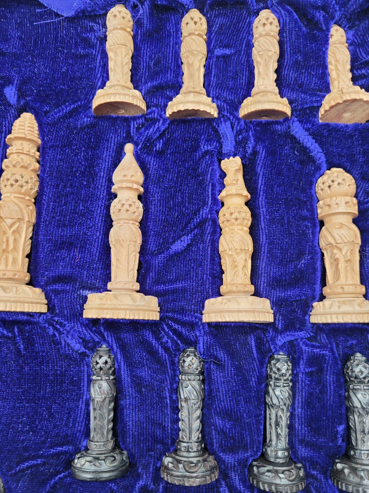 Sandelholz Schachspiel aus Indien - Handgeschnitzte Meisterwerke der 40er Jahre