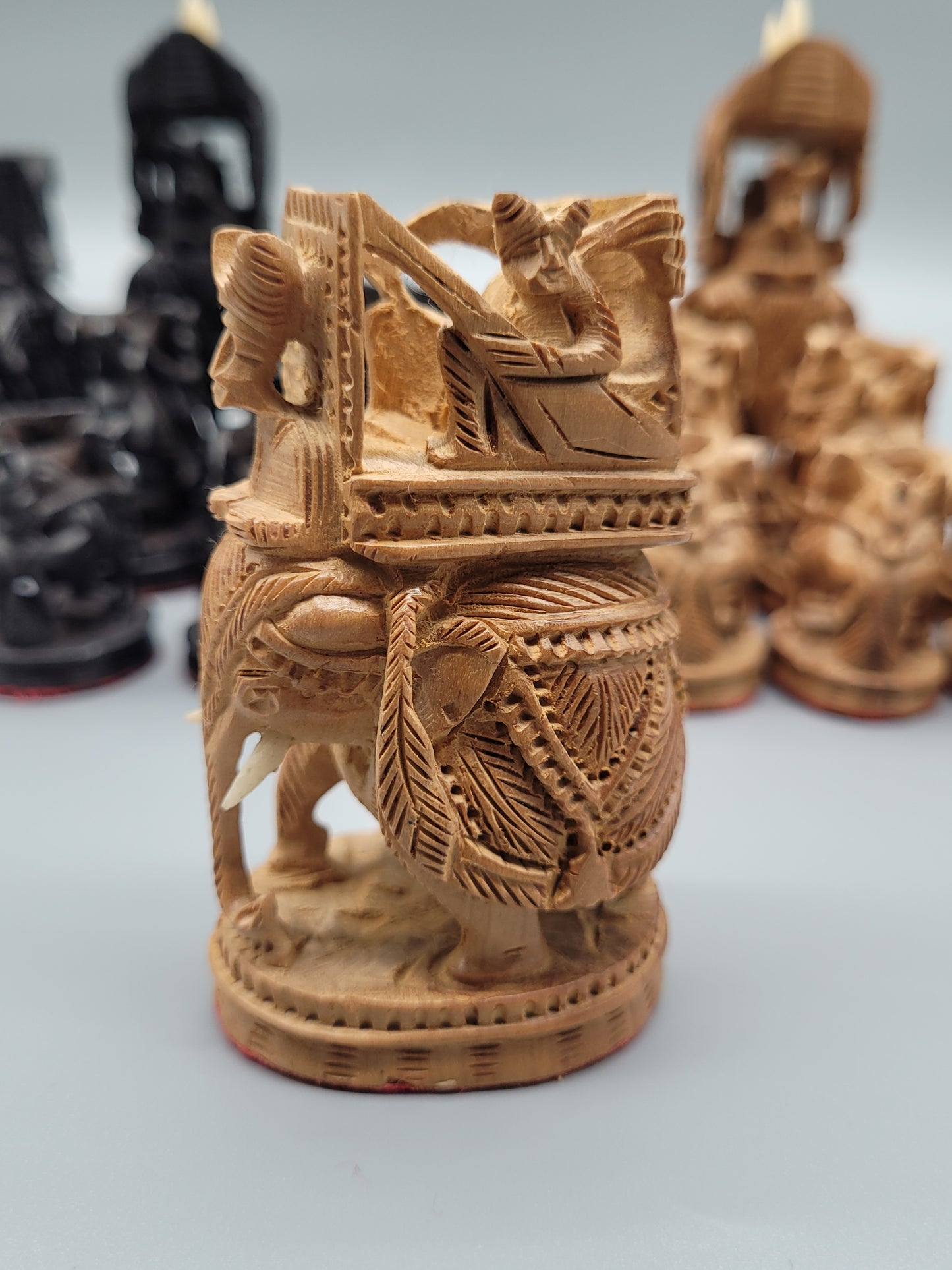 Rajasthani Handgeschnitztes Schachspiel aus Sandelholz und Ebenholz