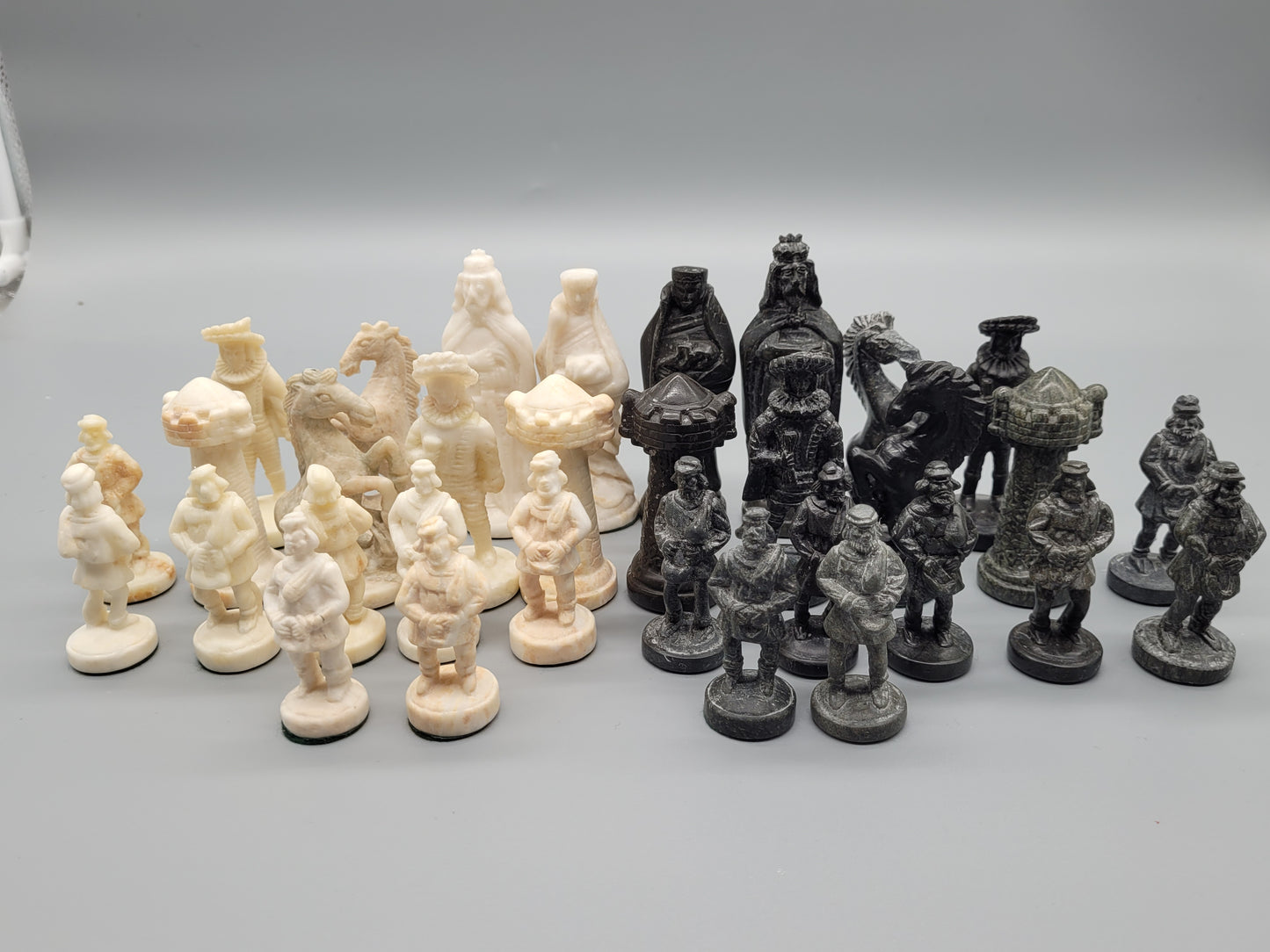 Schachspiel aus Marmor und Alabaster - Handgefertigt im frühen 20. Jahrhundert