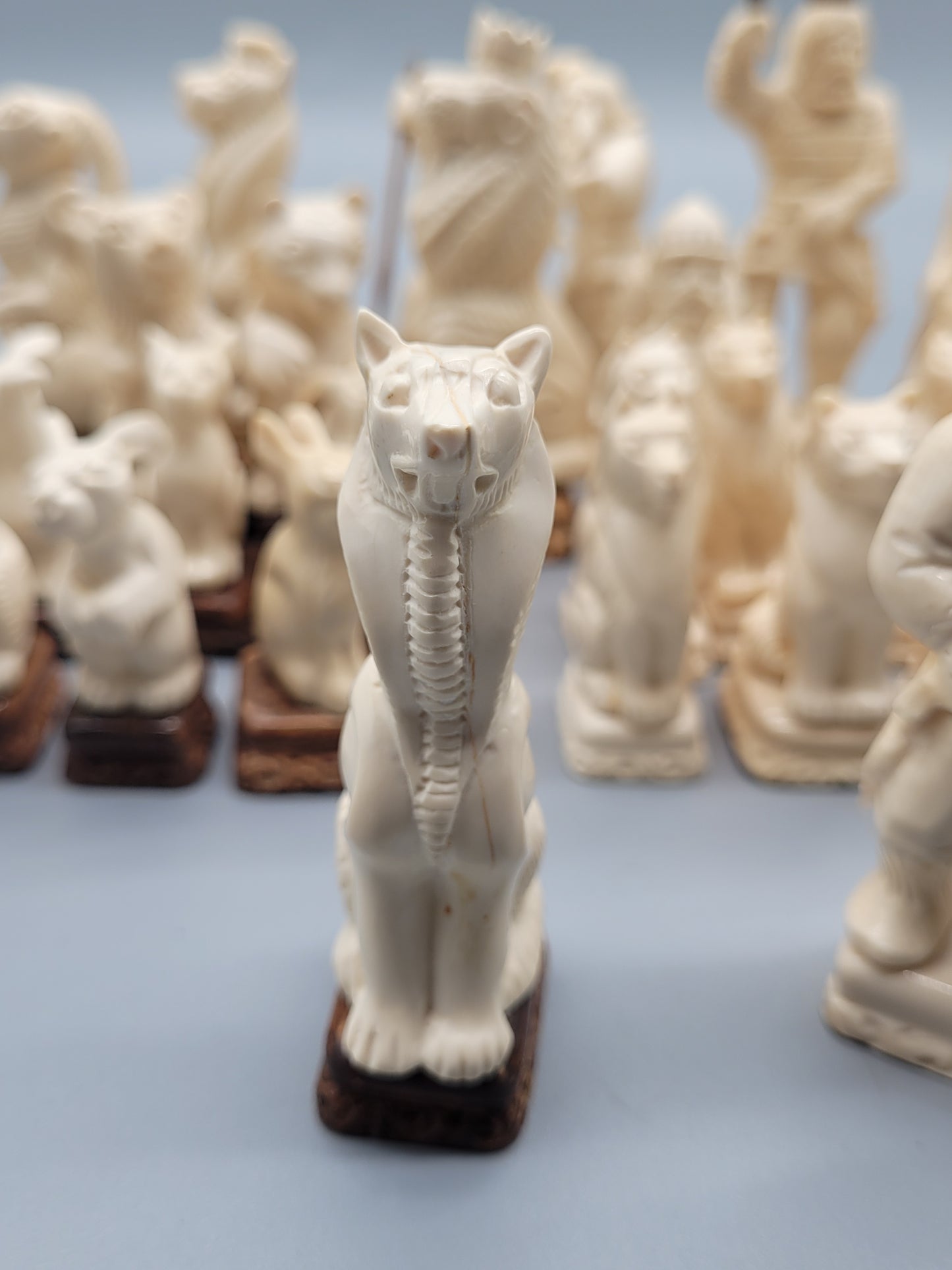 Antikes handgefertigtes Schachspiel aus geschnitztem Walrosszahn