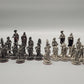 Antikes handgefertigtes Schachspiel aus Zinn - Set mit 32 Schachfiguren