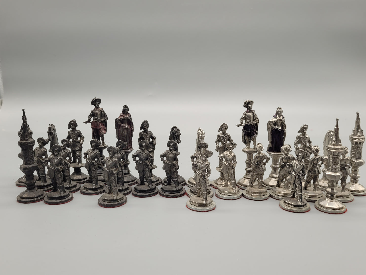 Antikes handgefertigtes Schachspiel aus Zinn - Set mit 32 Schachfiguren
