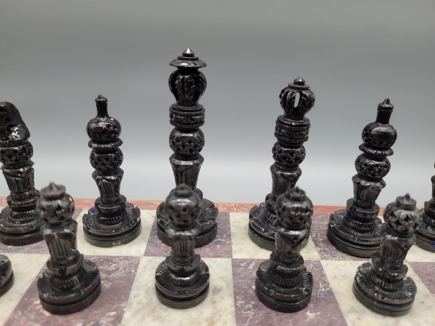 Antike Schachfiguren aus Marmor - 32-teiliges Set mit Schachbrett