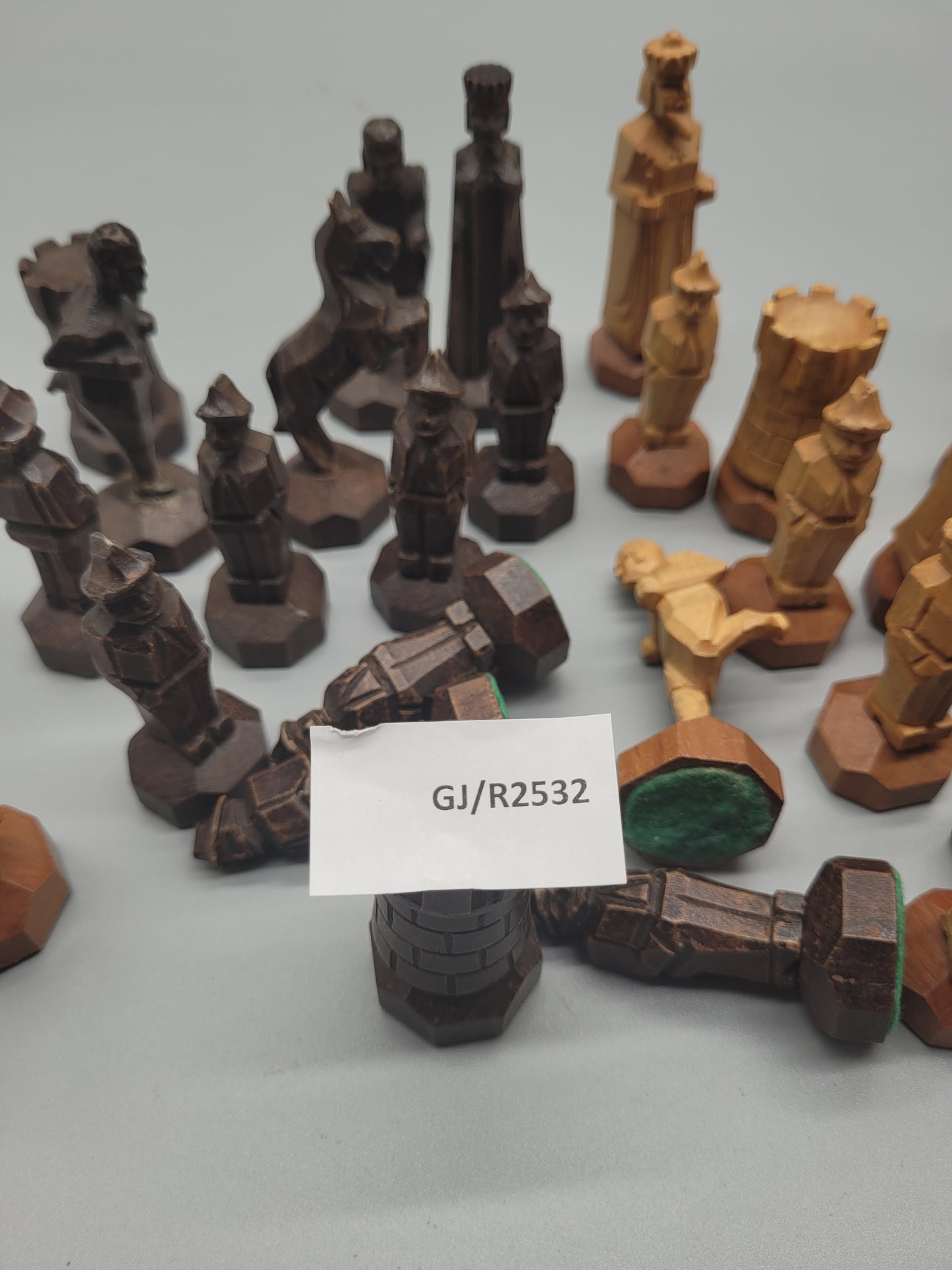 Antike Schachfiguren aus Holz - 32-teiliges Set Schachspiel