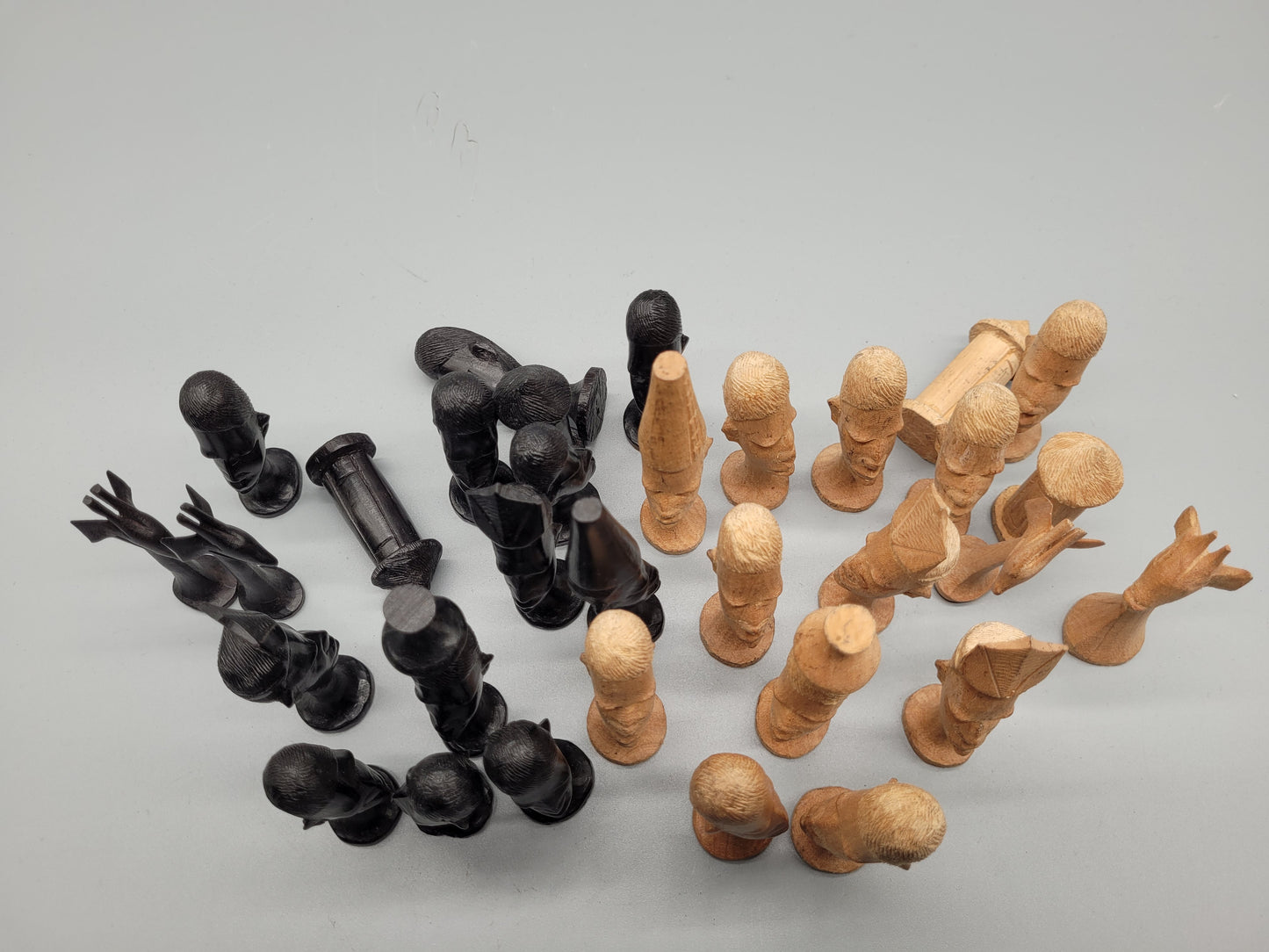 Antikes Afrikanisches Schachspiel - 32-teiliges Sammlerstück aus Holz