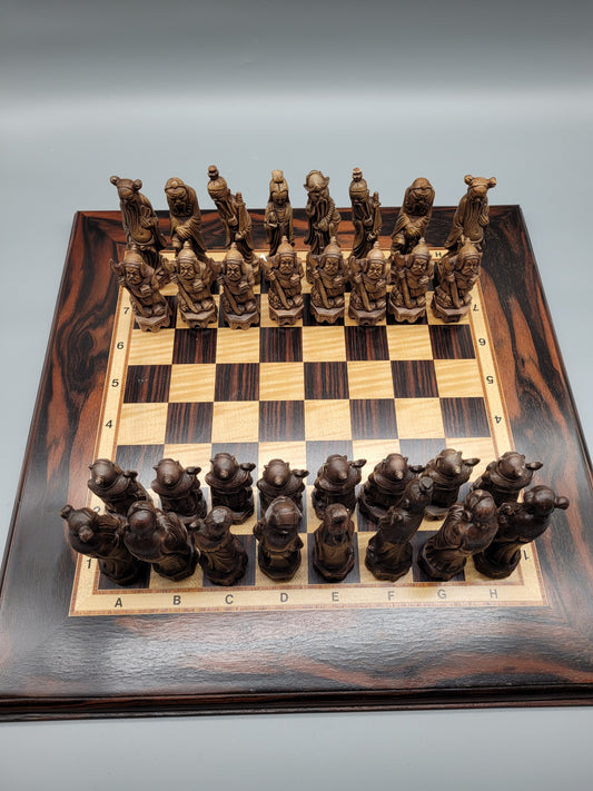 Antikes Chinesisches Schachspiel - 32-teiliges Sammlerstück aus Holz mit Schachbrett