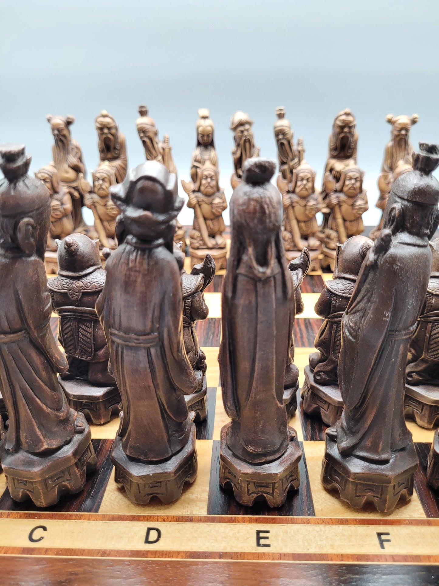 Chinesisches Schachspiel - 32-teiliges Sammlerstück aus Holz mit Schachbrett