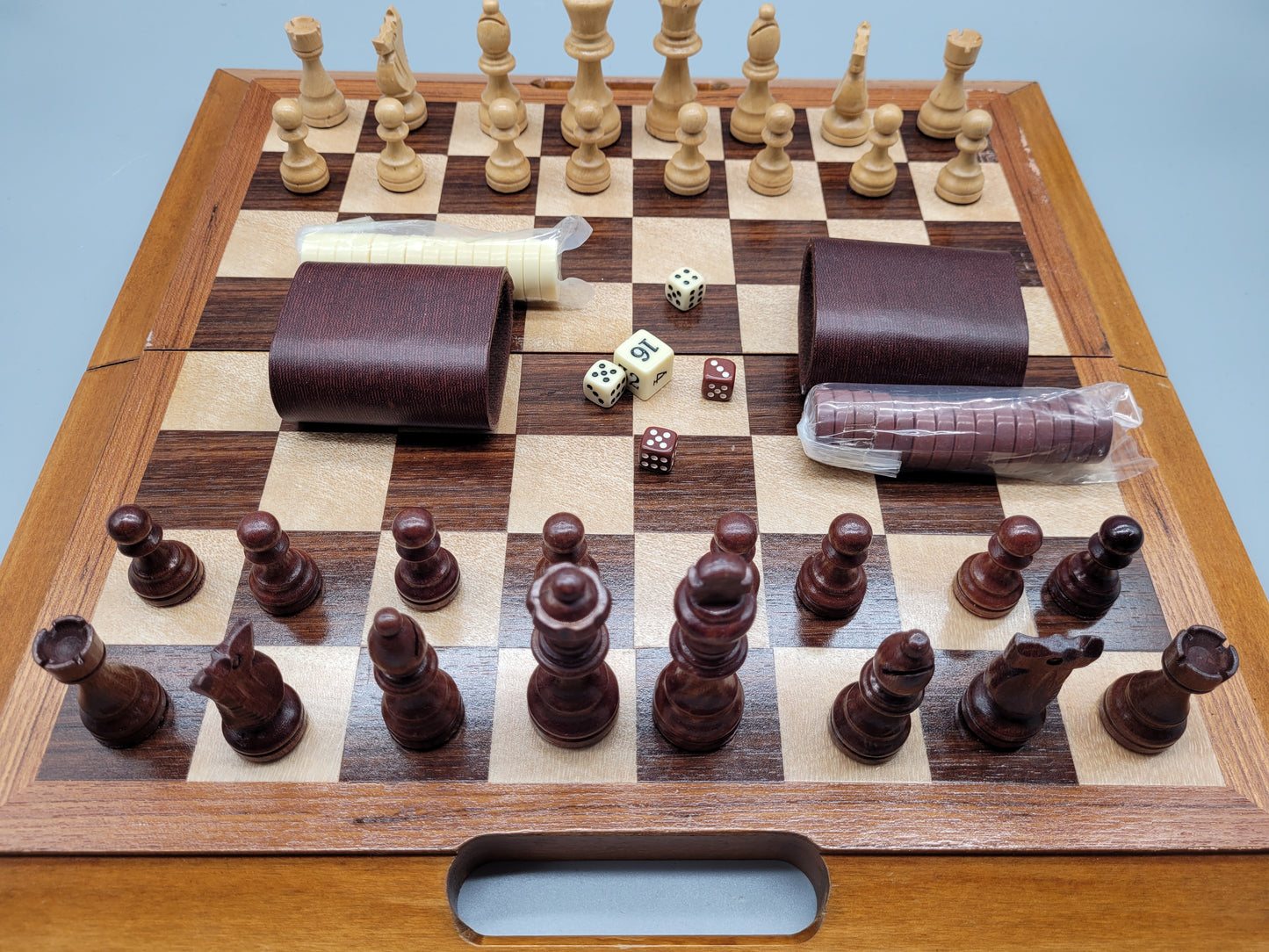 Antikes Schachspiel mit Backgammon und Würfelbecher