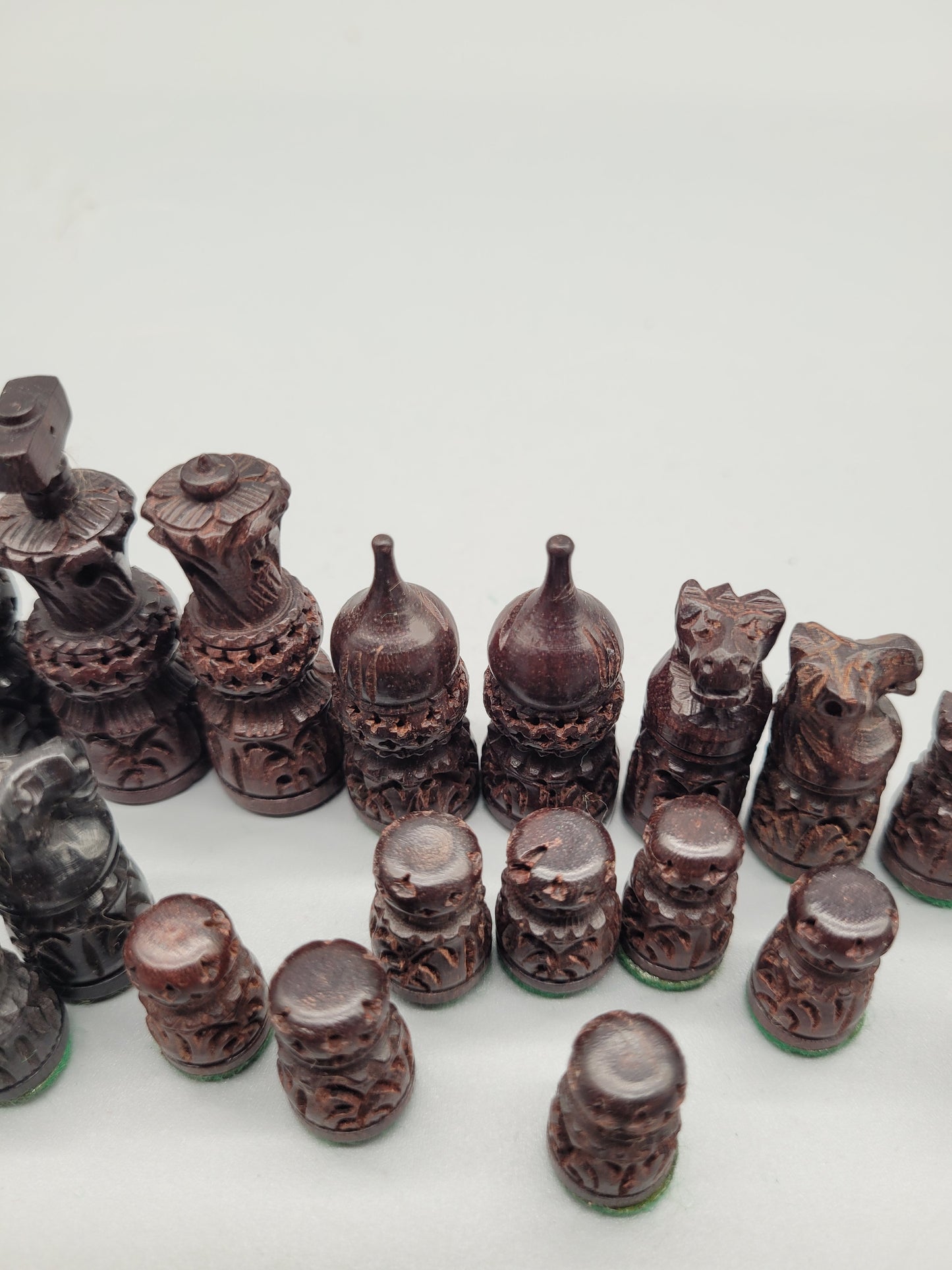 Antike Handgeschnitzte Schachfiguren, Set mit 32 Figuren