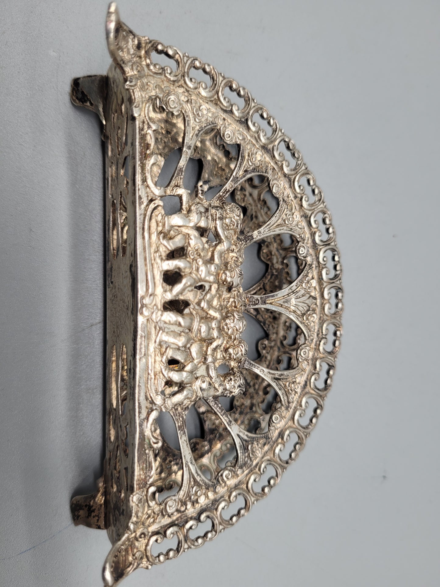 Antiker Reich verzierter Silber Versilberter Serviettenständer mit Puttenengeln