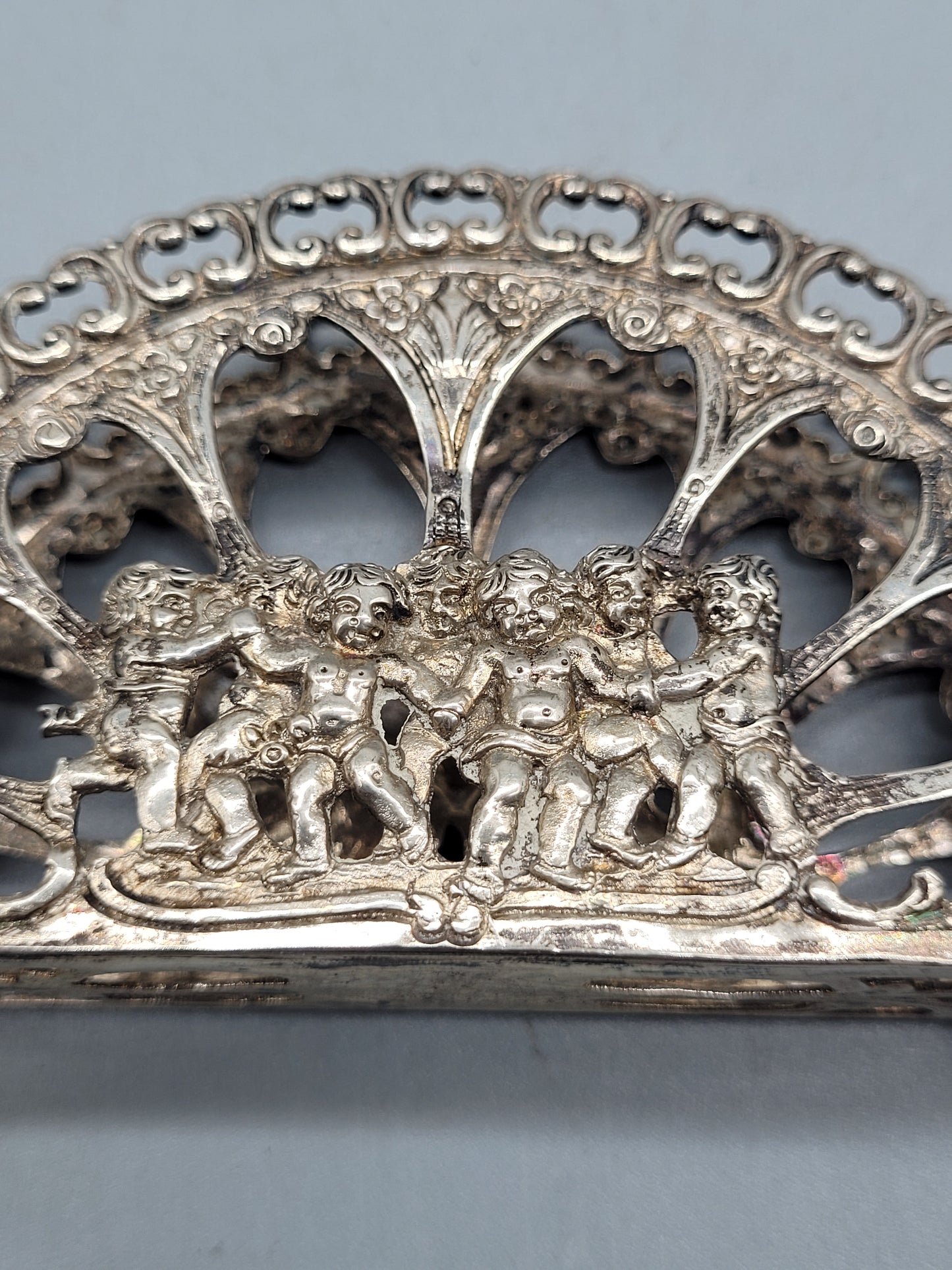 Antiker Reich verzierter Silber Versilberter Serviettenständer mit Puttenengeln