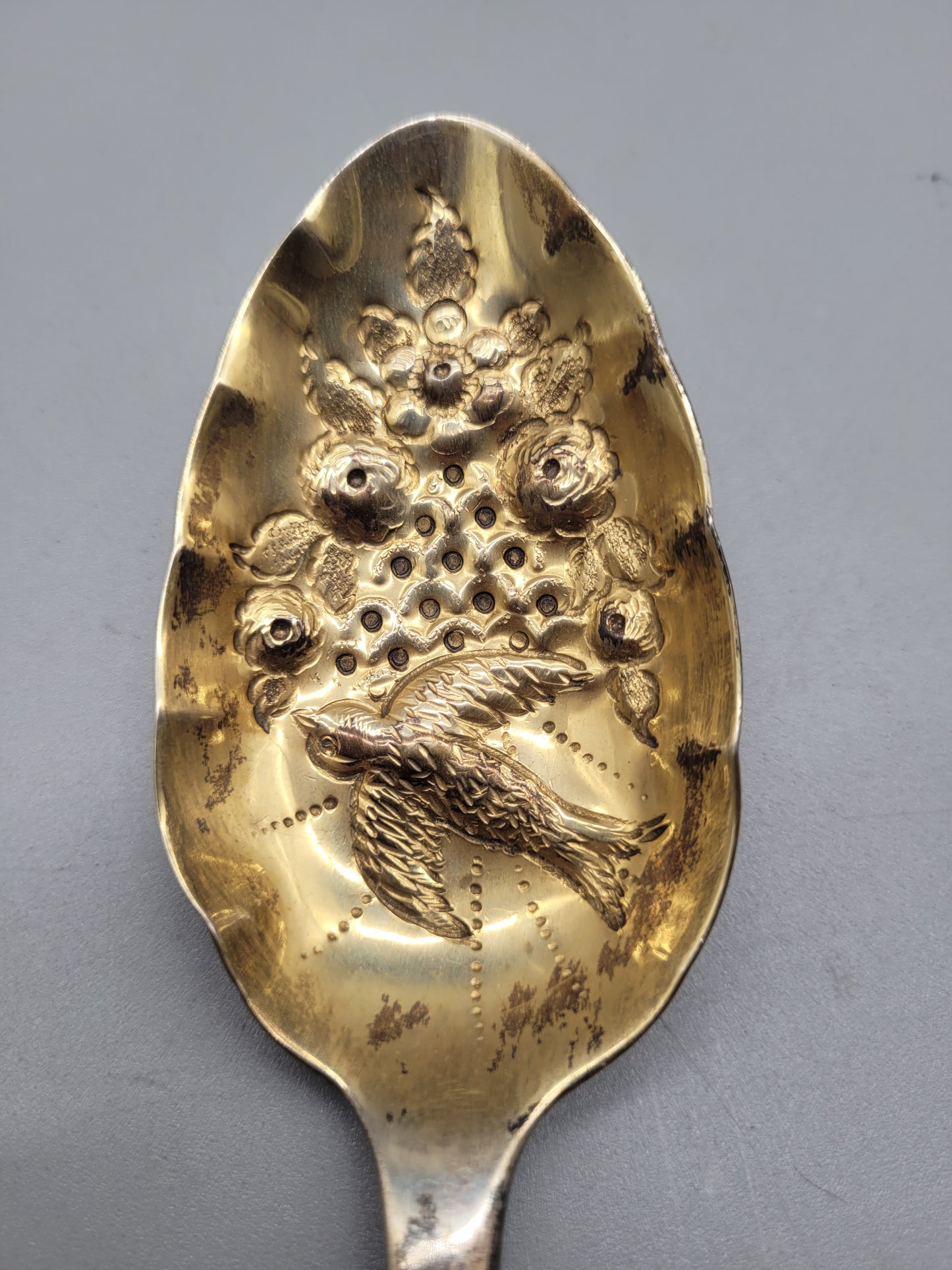 Antiker Silberlöffel mit filigranem Muster gepunzt