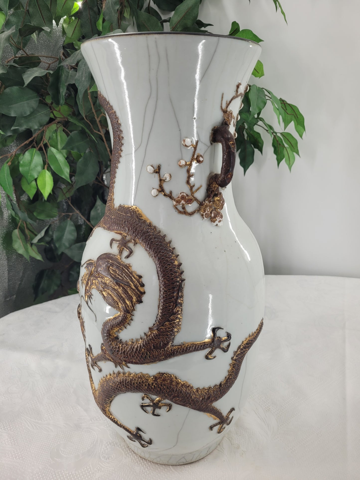 China Qing-Dynastie (XIX) Antike Nanking Craquelé Vase mit Drachenrelief