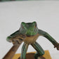 Frosch mit Trompete Bronzefigur Skulptur auf Marmorsockel