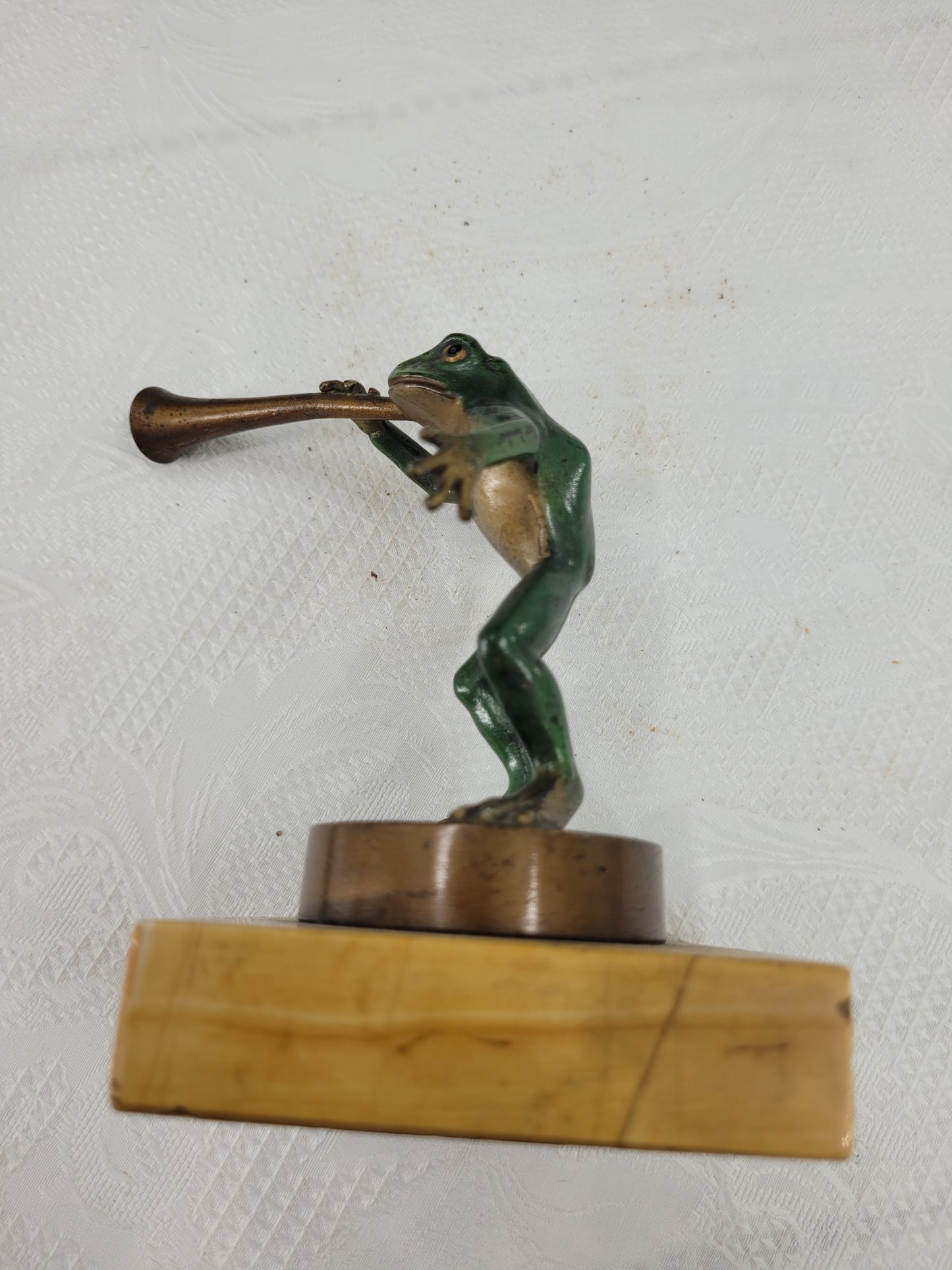 Frosch mit Trompete Bronzefigur Skulptur auf Marmorsockel